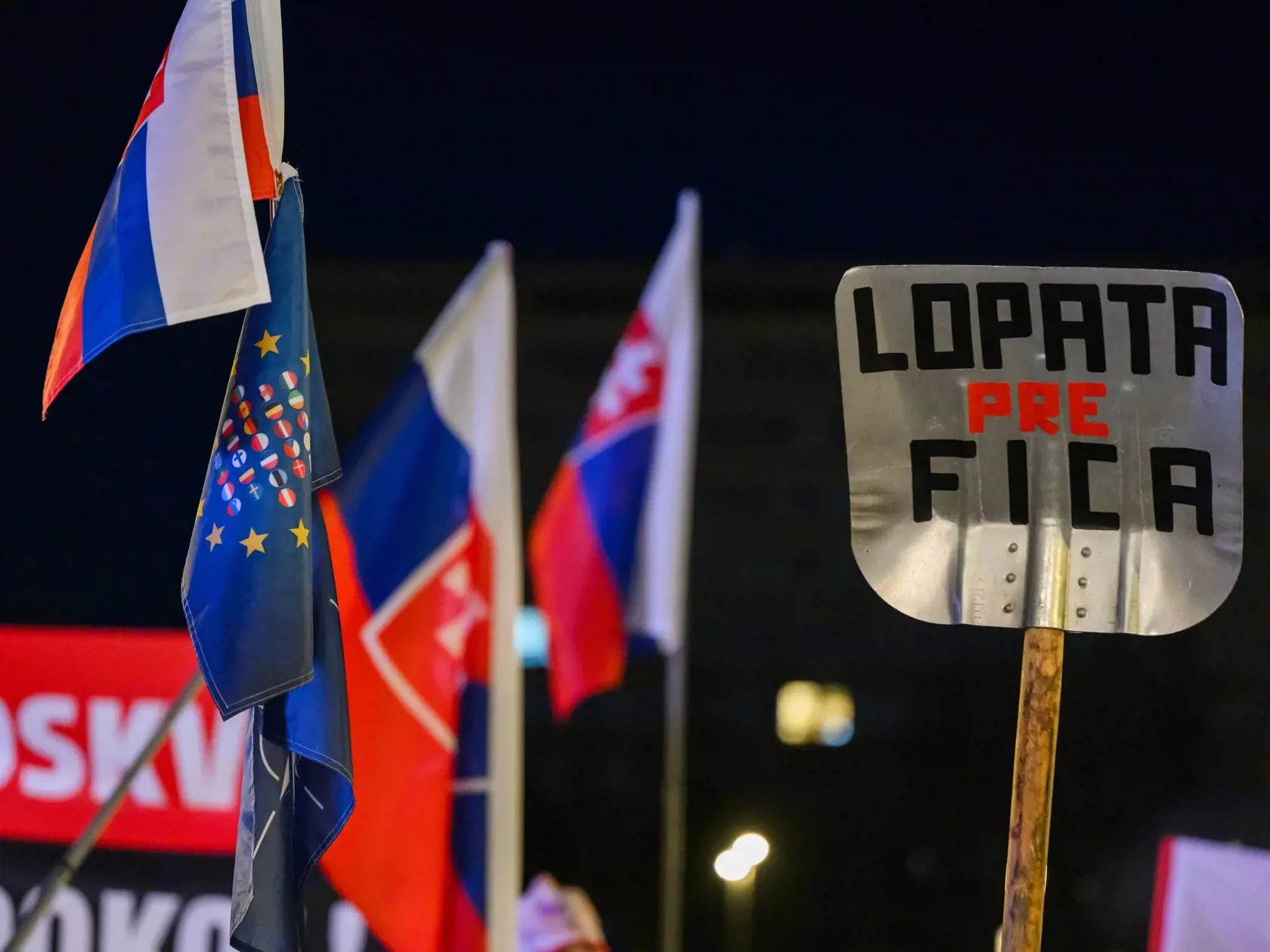 Snímky z protestu Slovensko je Európa v Bratislave na Námestí slobody.