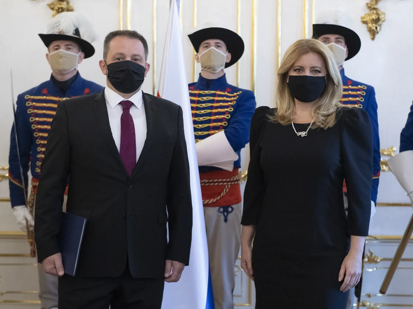 Prezidentka SR Zuzana Čaputová v utorok odovzdala poverovacie listiny trom novým veľvyslancom Slovenskej republiky. Na snímke vľavo mimoriadny a splnomocnený veľvyslanec SR v Nigérii Tomáš Felix a vpravo prezidentka SR Zuzana Čaputová počas odovzdania poverovacích listín novému veľvyslancovi v Prezidentskom paláci v Bratislave v utorok 20. októbra 2020. FOTO TASR - Pavel Neubauer



 

         