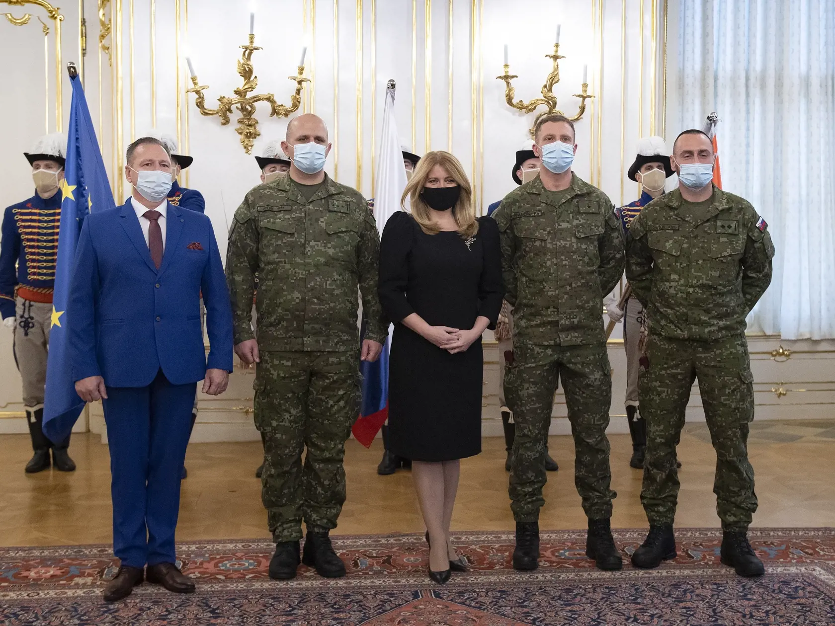 Na snímke uprostred prezidentka SR Zuzana Čaputová počas prijatia laureátov ocenenia Vojenský čin roka 2019 v Bratislave 26.novembra  2020. Zľava ocenený Milan Gajdoš v kategórii „Priateľ armády“, ocenený v kategórii „Pomoc verejnosti“ Michal Holbík, sprava ocenení v kategórii „Záchrana života“Jozef Bilohuščin a Ján Štefančík. FOTO TASR - Pavel Neubauer	



 

          
         