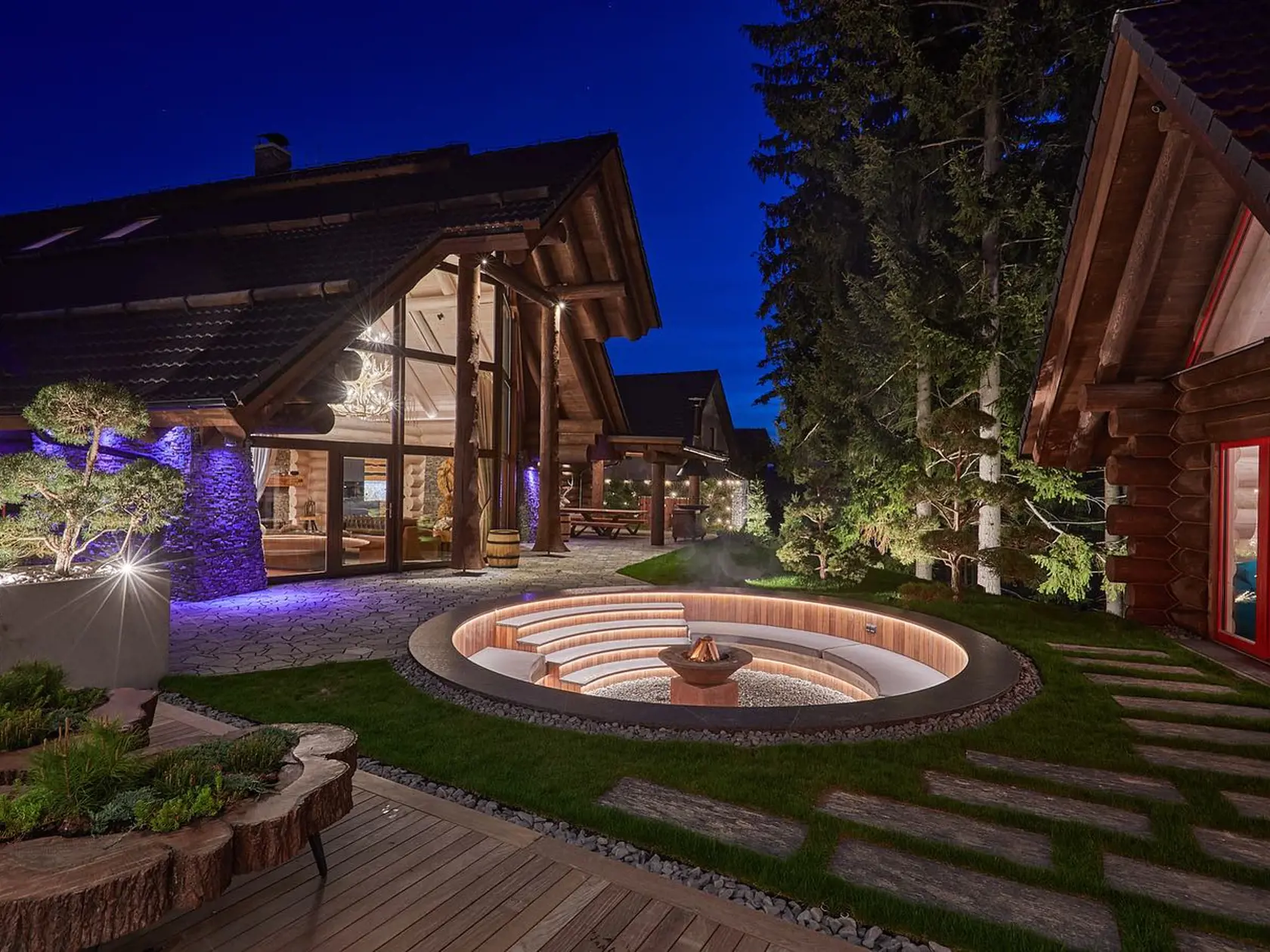 Rekreačná chata má rozlohu 361m² a je atraktívne situovaná. Nachádza sa priamo pod lesom, čo Gáboríkovcom zaručuje absolútne súkromie. Súčasťou obrovského komplexu je aj wellness či atrakcie pre deti. Interiér je zariadený veľmi moderne a nachádza sa v ňom množstvo prepychových doplnkov na mieru.