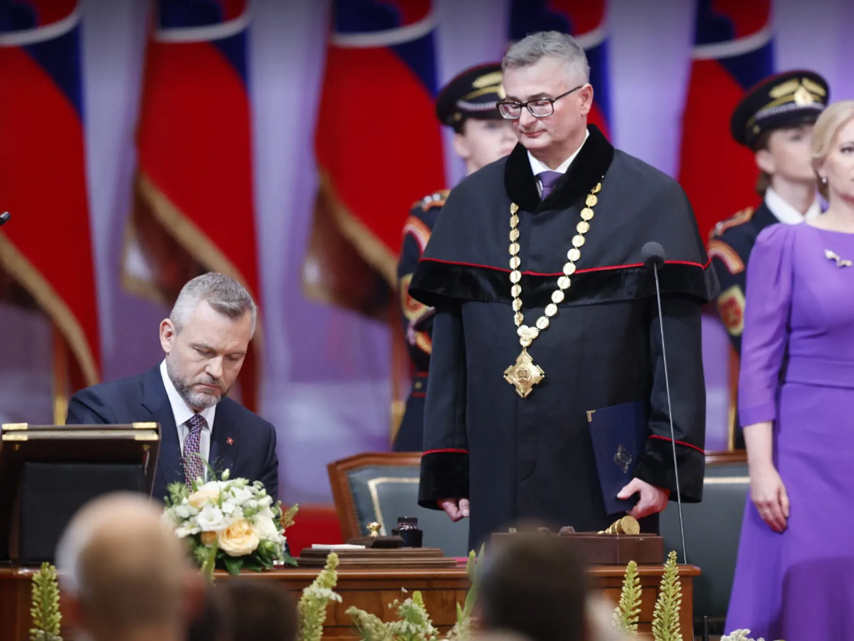 Podpredseda Národnej rady (NR) SR Peter Žiga (Hlas-SD) otvoril slávnostnú schôdzu parlamentu, na ktorej Peter Pellegrini zloží prezidentský sľub a ujme sa funkcie prezidenta SR.