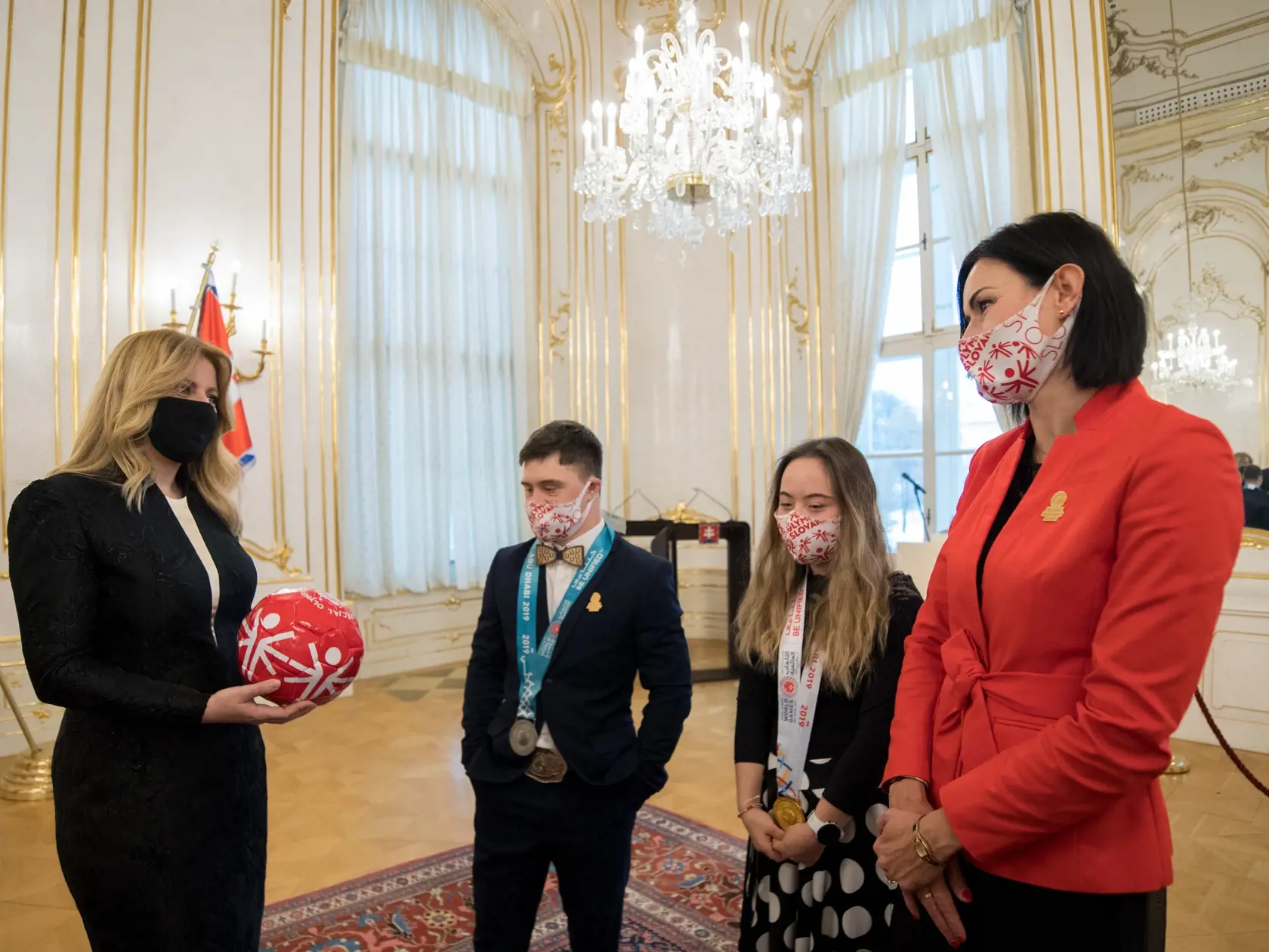 Prezidentka SR Zuzana Čaputová (vľavo) prijala športovcov Špeciálnych olympiád Slovensko pri príležitosti Medzinárodného dňa osôb so zdravotným postihnutím v Prezidentskom paláci 3. decembra 2020 v Bratislave. FOTO TASR - Martin Baumann	