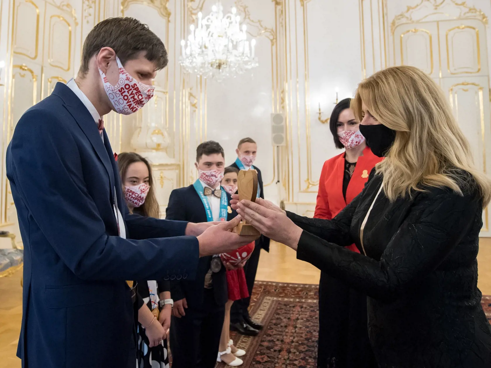 Prezidentka SR Zuzana Čaputová (vpravo) prijala športovcov Špeciálnych olympiád Slovensko pri príležitosti Medzinárodného dňa osôb so zdravotným postihnutím v Prezidentskom paláci 3. decembra 2020 v Bratislave. FOTO TASR - Martin Baumann	