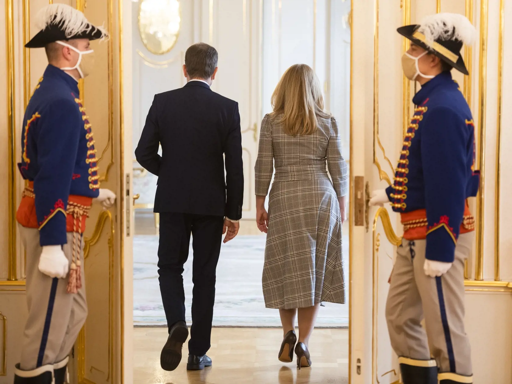 Na snímke prezidentka SR Zuzana Čaputová a predseda vlády SR Igor Matovič odchádzajú po tlačovej konferencii k záverom ich utorkového stretnutia, v stredu 4. novembra 2020 v Bratislave. FOTO TASR - Jaroslav Novák