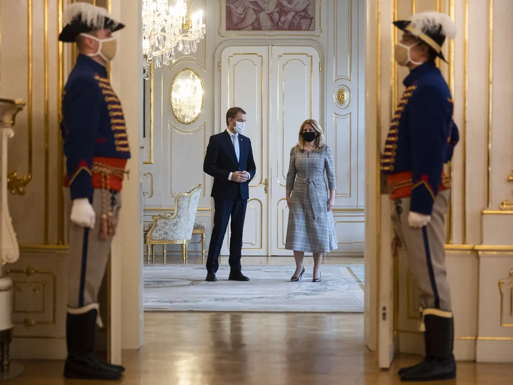Na snímke prezidentka SR Zuzana Čaputová a predseda vlády SR Igor Matovič prichádzajú na tlačovú konferenciu k záverom ich utorkového stretnutia, v stredu 4. novembra 2020 v Bratislave. FOTO TASR - Jaroslav Novák