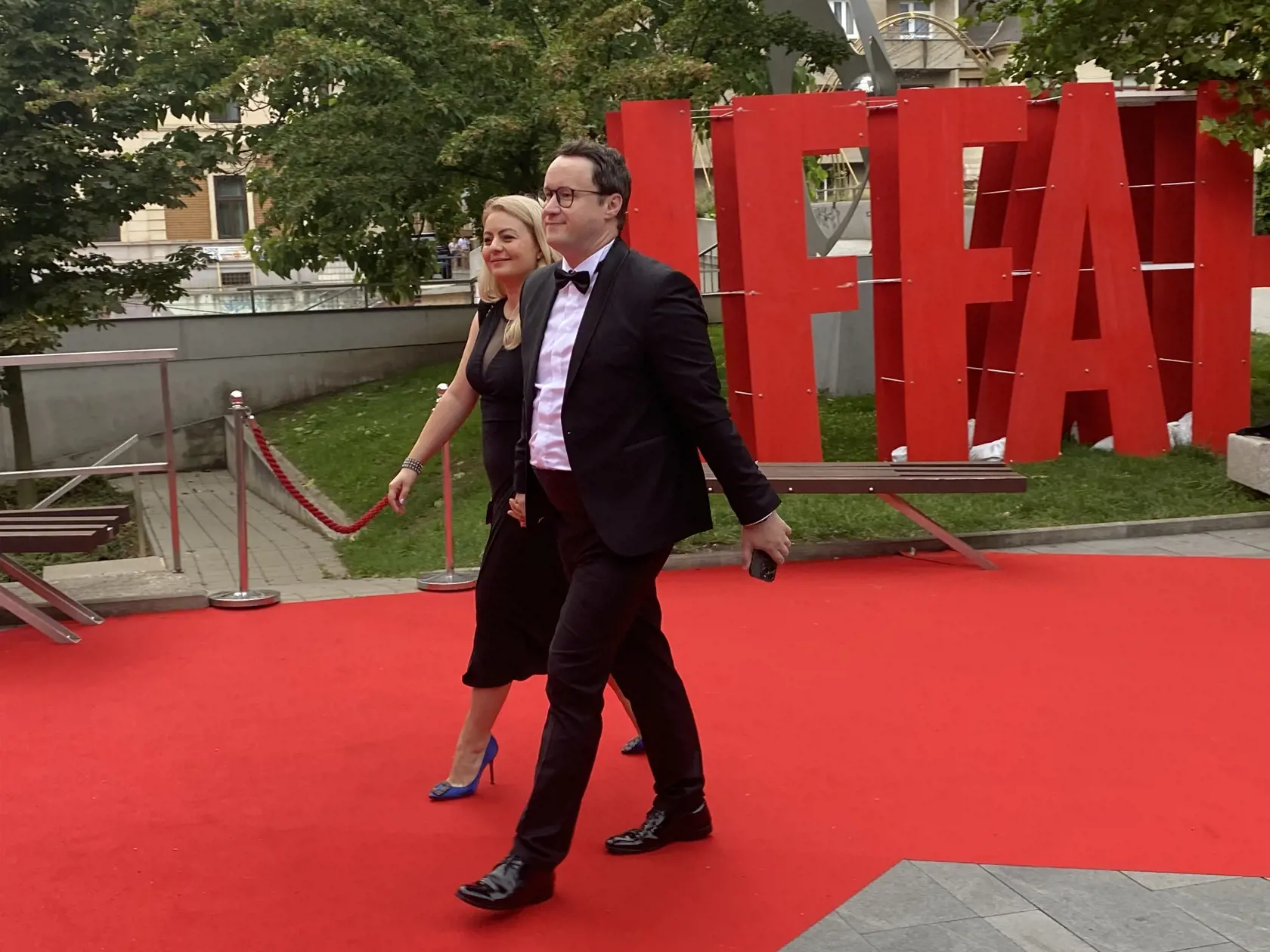 Príchod hostí na záverečný ceremoniál 30. ročníka medzinárodného festivalu Art Film Košice, na ktorom odovzdali ceny držiteľom honorárnych ocenení - Sergejovi Loznicovi, Antónii Liškovej a Marošovi Kramárovi a vyhlásili víťazov jednotlivých súťaží.
