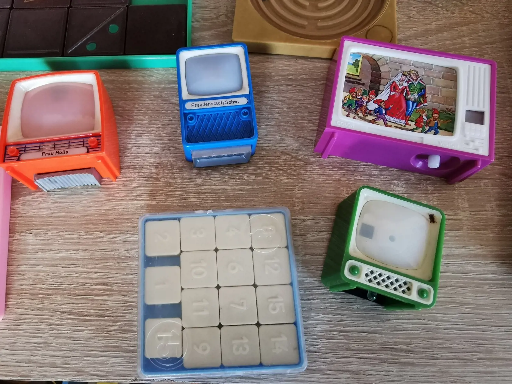 Mini televízory - v každom sa dala premietnuť iná rozprávka.