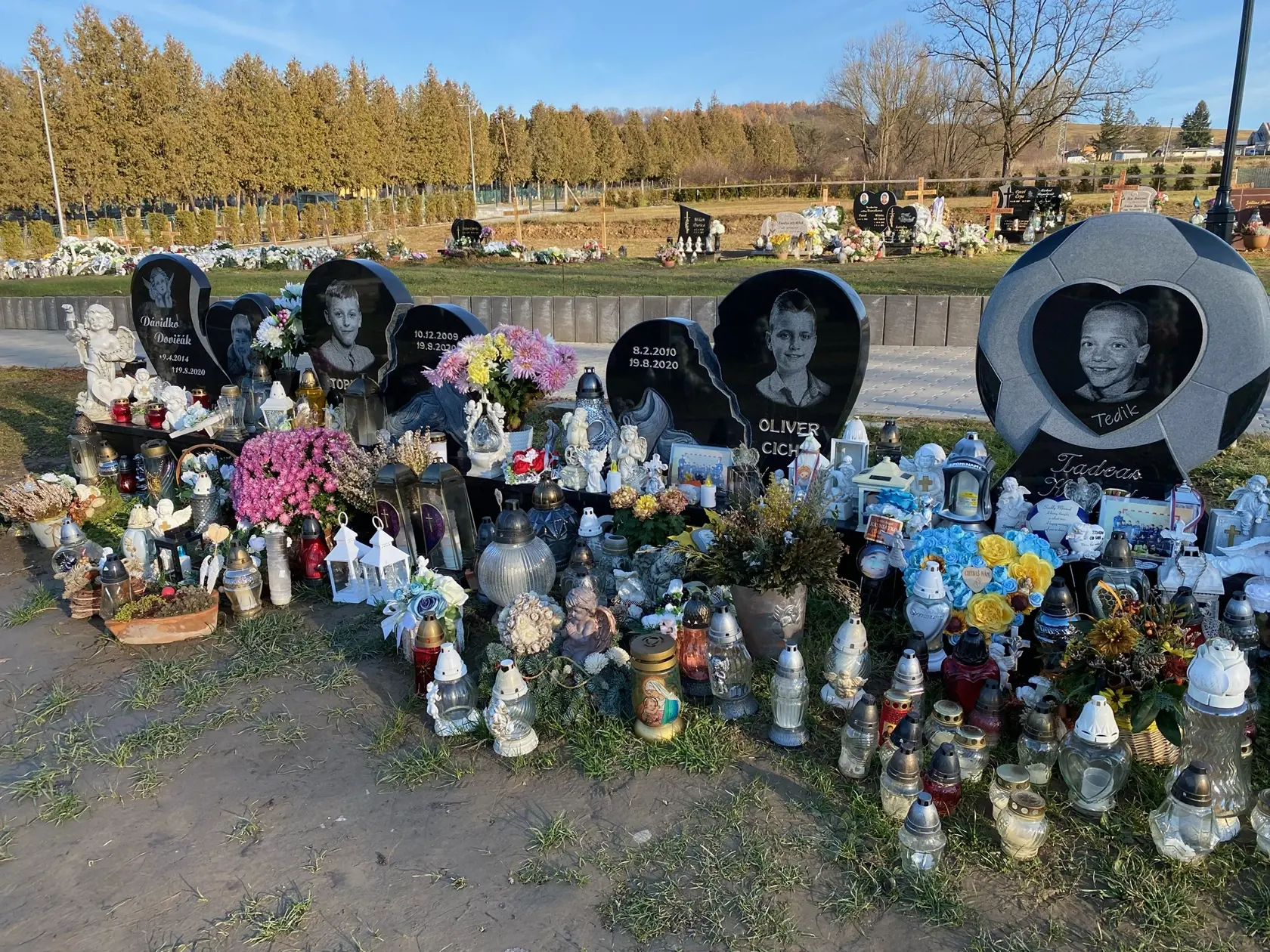 Štyria zlatí chlapčekovia zo Stopkova, ktorí zomreli pred rokom v lete pri nehode na Liptove, majú dokončené hrobčeky. Každý z nich má vygravírovanú tvár na pomníku. Pohľad na nich trhá srdce.