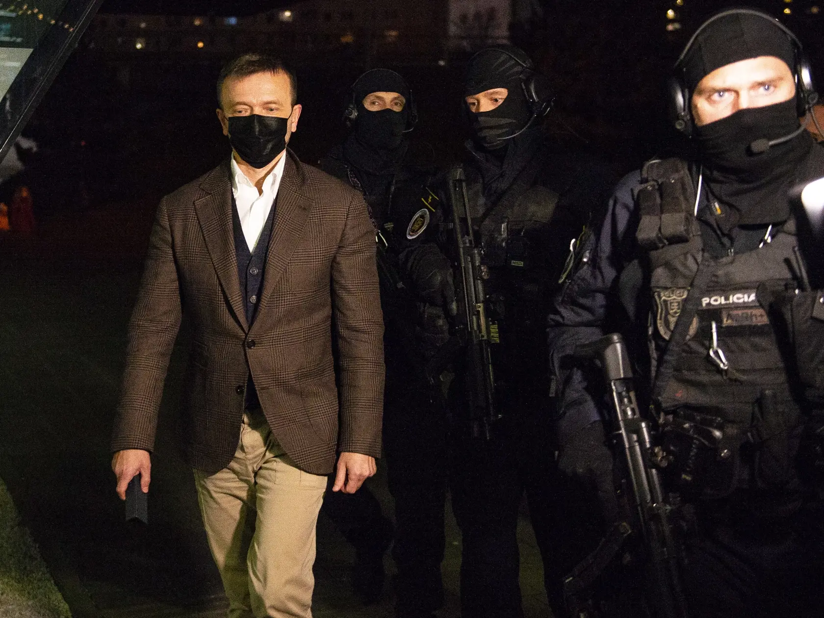 Samotného Jaroslava Hasčáka zadržali ešte predtým, a to v rámci výsluchu na policajnom prezídiu. Po piatej hodine však Haščáka eskortovali naspäť do Digital parku, aby bol prítomný pri prehliadke. Finančník prišiel do budovy v sprievode po zuby ozbrojených kukláčov. Fotky z razie policajtov v Digital parku, a ako sa komando kukláčov snaží pretlačiť do výťahu následne obletel slovenský internet.