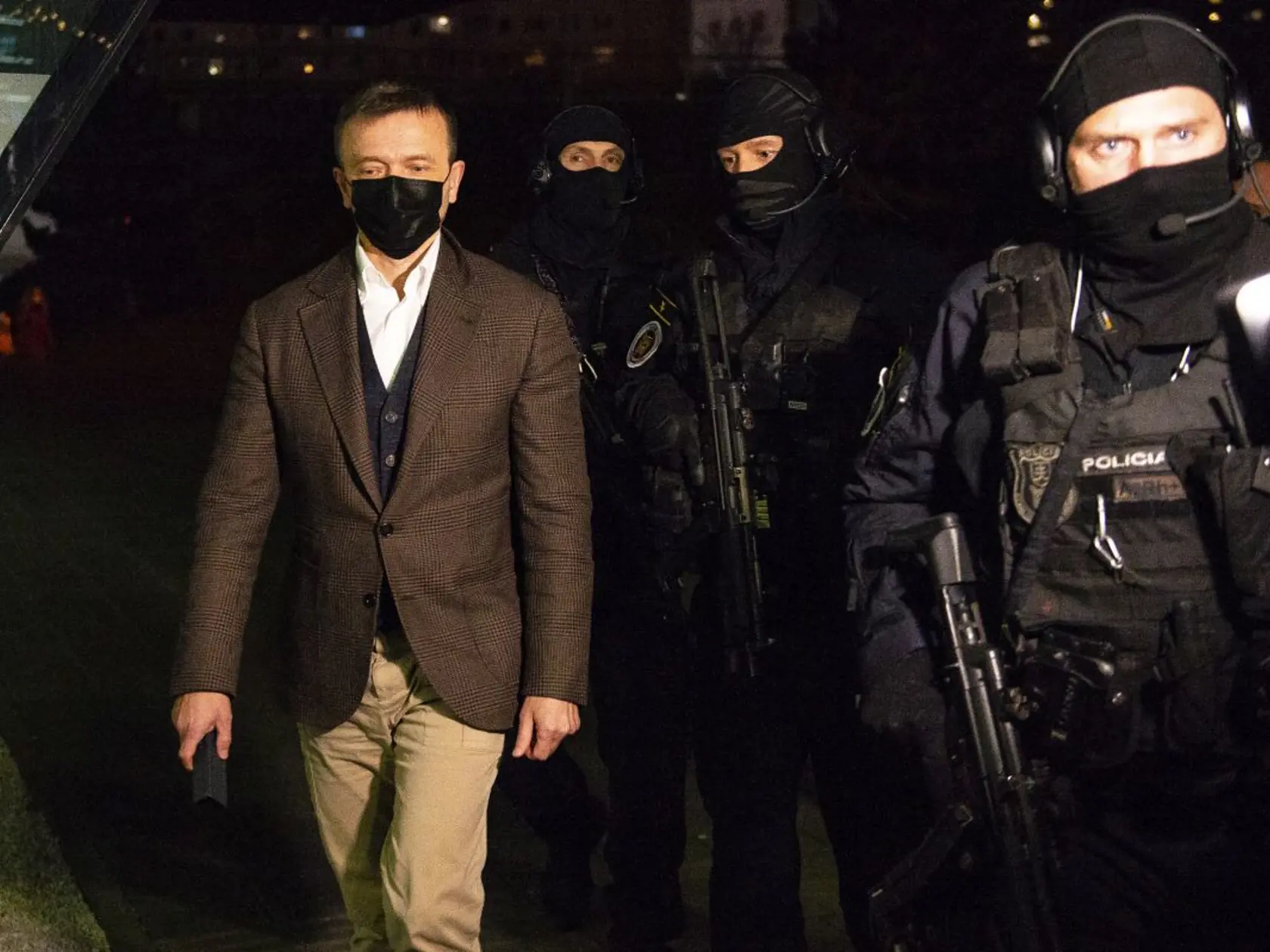 Zásah NAKA v sídle finančnej skupiny Penta v bratislavskom Digital parku. Na snímke Jaroslav Haščák v sprievode po zuby ozbrojených kukláčov. Spoločnosť Penta považovala zásah polície za demonštráciu sily a konanie príslušných orgánov v trestnom konaní za neopodstatnené a neprimerané, pretože polícii poskytla súčinnosť.