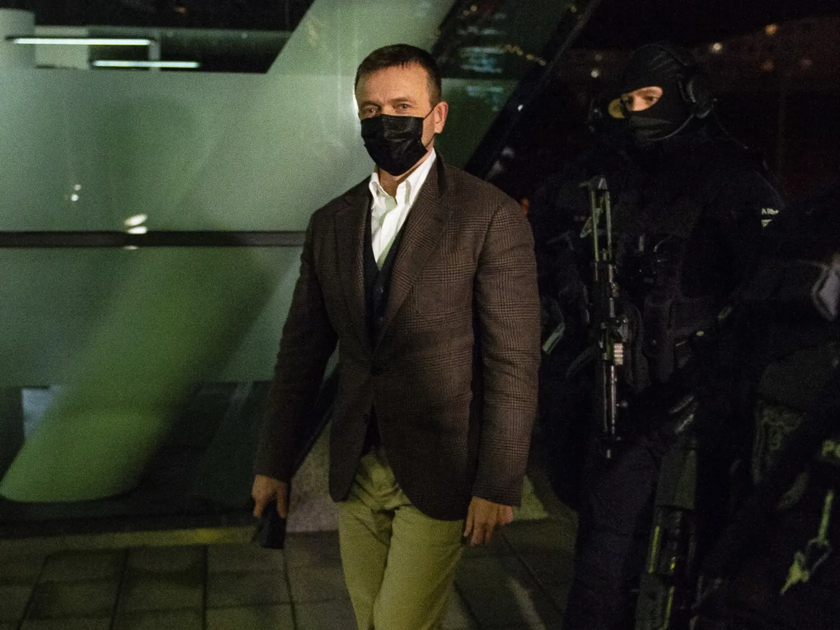 V bratislavskom Digital Parku, kde sídli finančná skupina Penta, zasahovali ozbrojení policajti. Na snímke vľavo podnikateľ Jaroslav Haščák počas zadržania 1. decembra 2020 v Bratislave. FOTO TASR – Jakub Kotian
