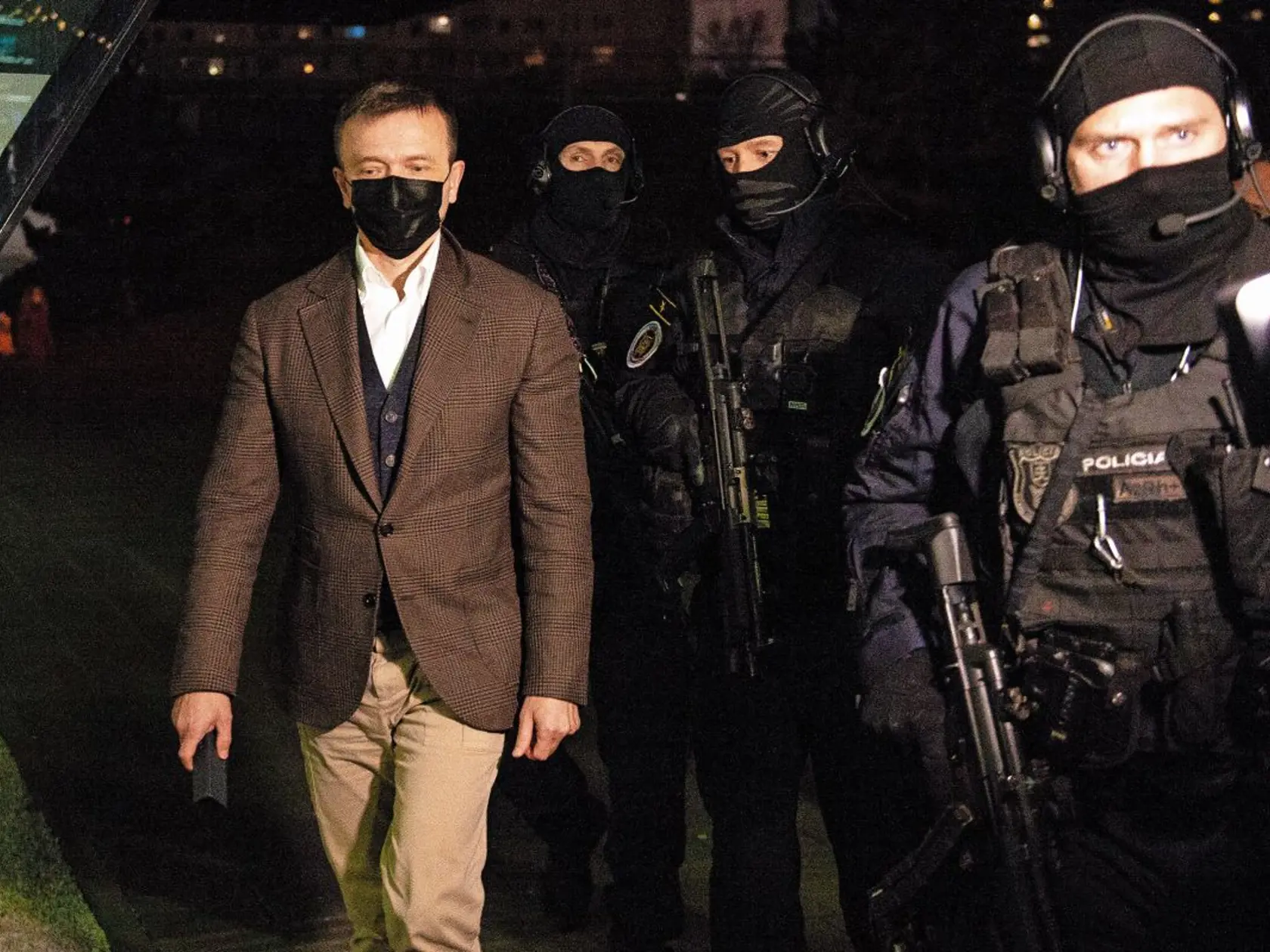 Samotného Jaroslava Hasčáka zadržali ešte predtým, a to v rámci výsluchu na policajnom prezídiu. Po piatej hodine však Haščáka eskortovali naspäť do Digital parku, aby bol prítomný pri prehliadke. Finančník prišiel do budovy v sprievode po zuby ozbrojených kukláčov.