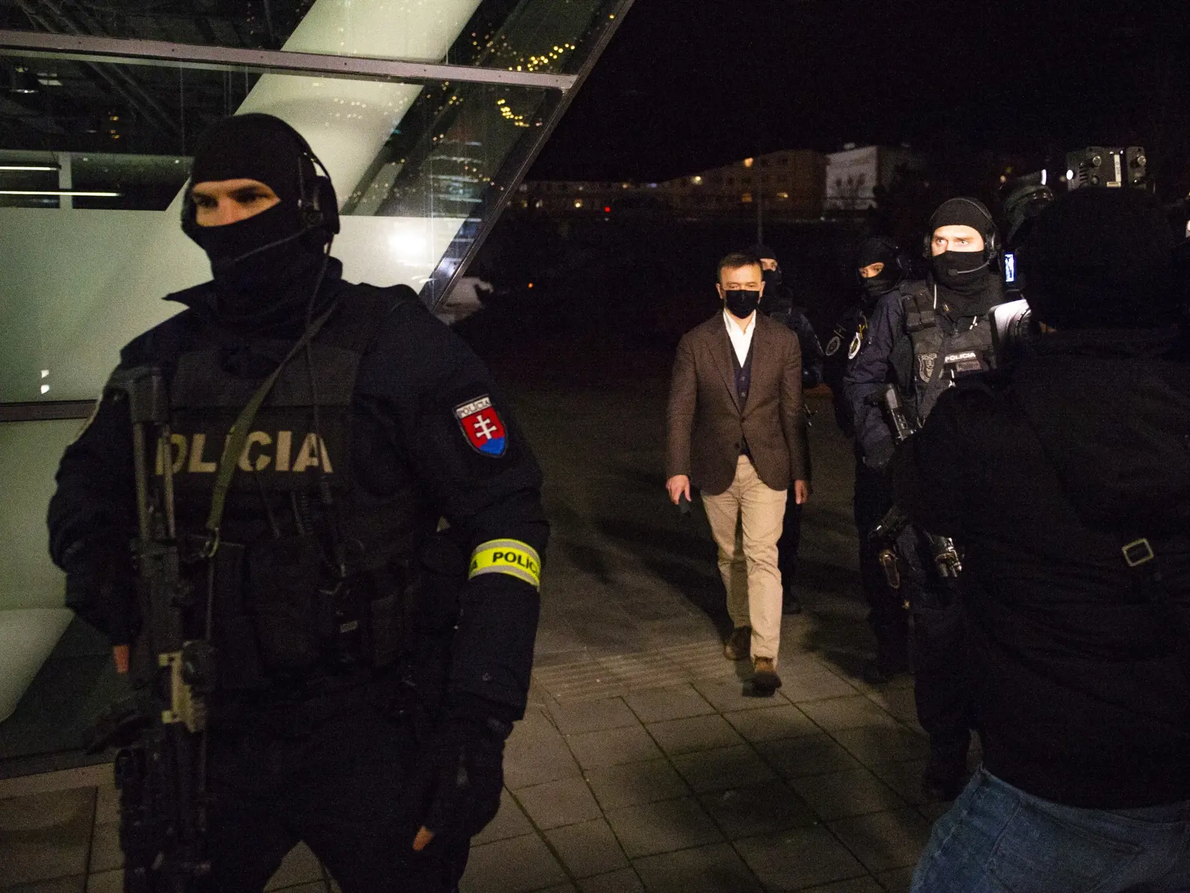 V bratislavskom Digital Parku, kde sídli finančná skupina Penta, zasahovali ozbrojení policajti. Na snímke uprostred podnikateľ Jaroslav Haščák počas zadržania 1. decembra 2020 v Bratislave. FOTO TASR – Jakub Kotian
