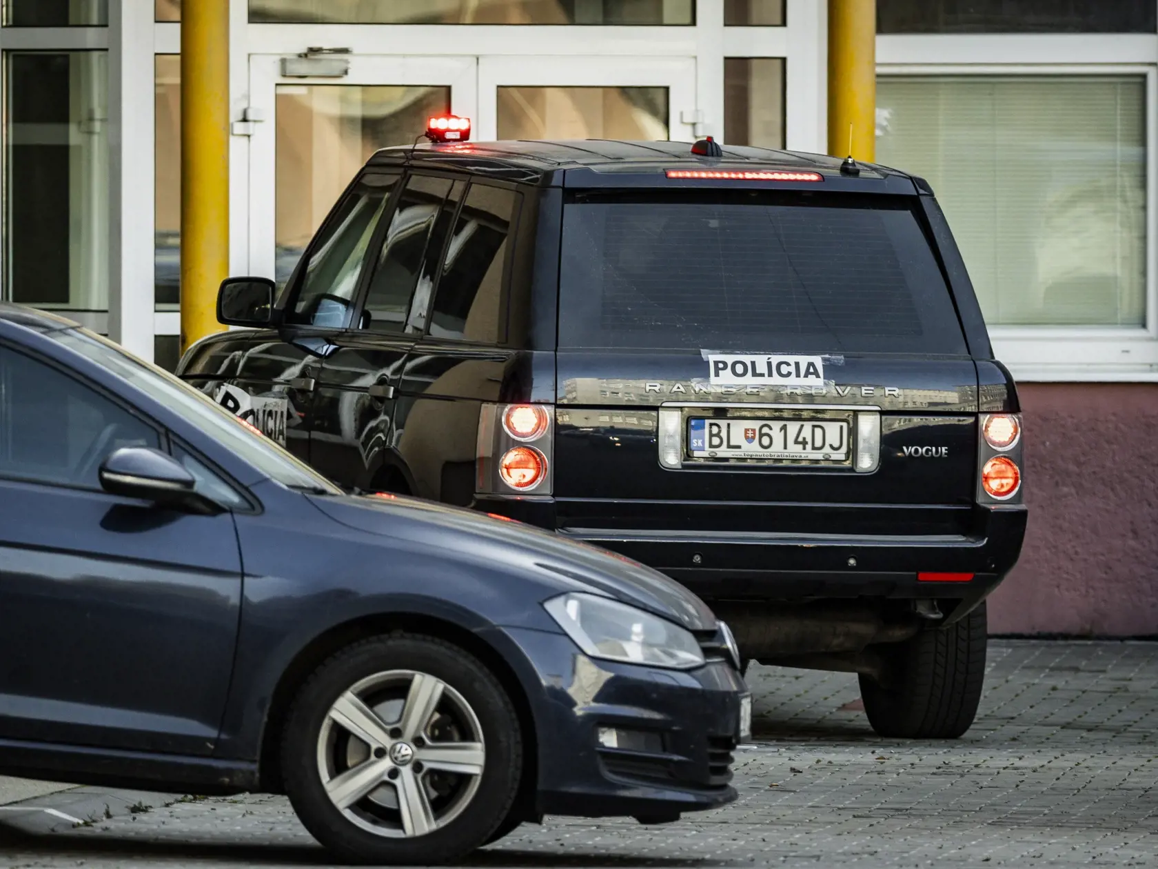Príslušníci Národnej kriminálnej agentúry eskortovali do budovy Prezídia policajného zboru bývalého Prezidenta PZ SR Tibora Gašpara v rámci akcie Očistec.