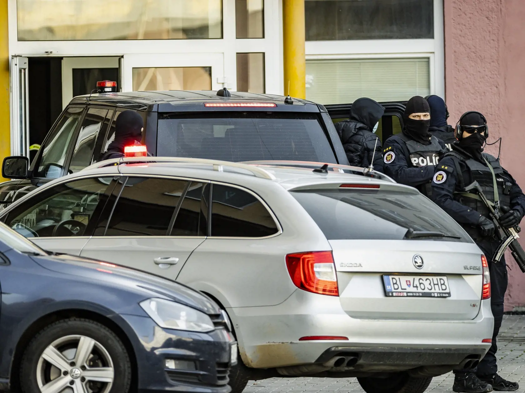 Príslušníci Národnej kriminálnej agentúry eskortovali do budovy Prezídia policajného zboru bývalého Prezidenta PZ SR Tibora Gašpara v rámci akcie Očistec.