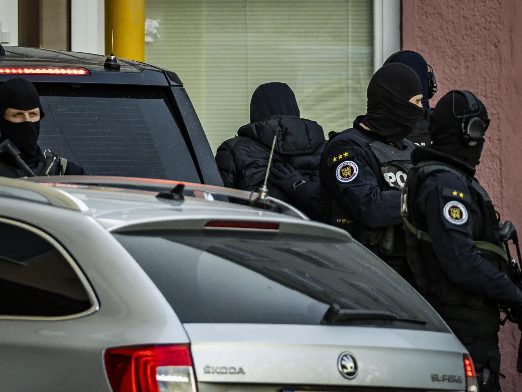 Príslušníci Národnej kriminálnej agentúry eskortovali do budovy Prezídia policajného zboru bývalého Prezidenta PZ SR Tibora Gašpara v rámci akcie Očistec.