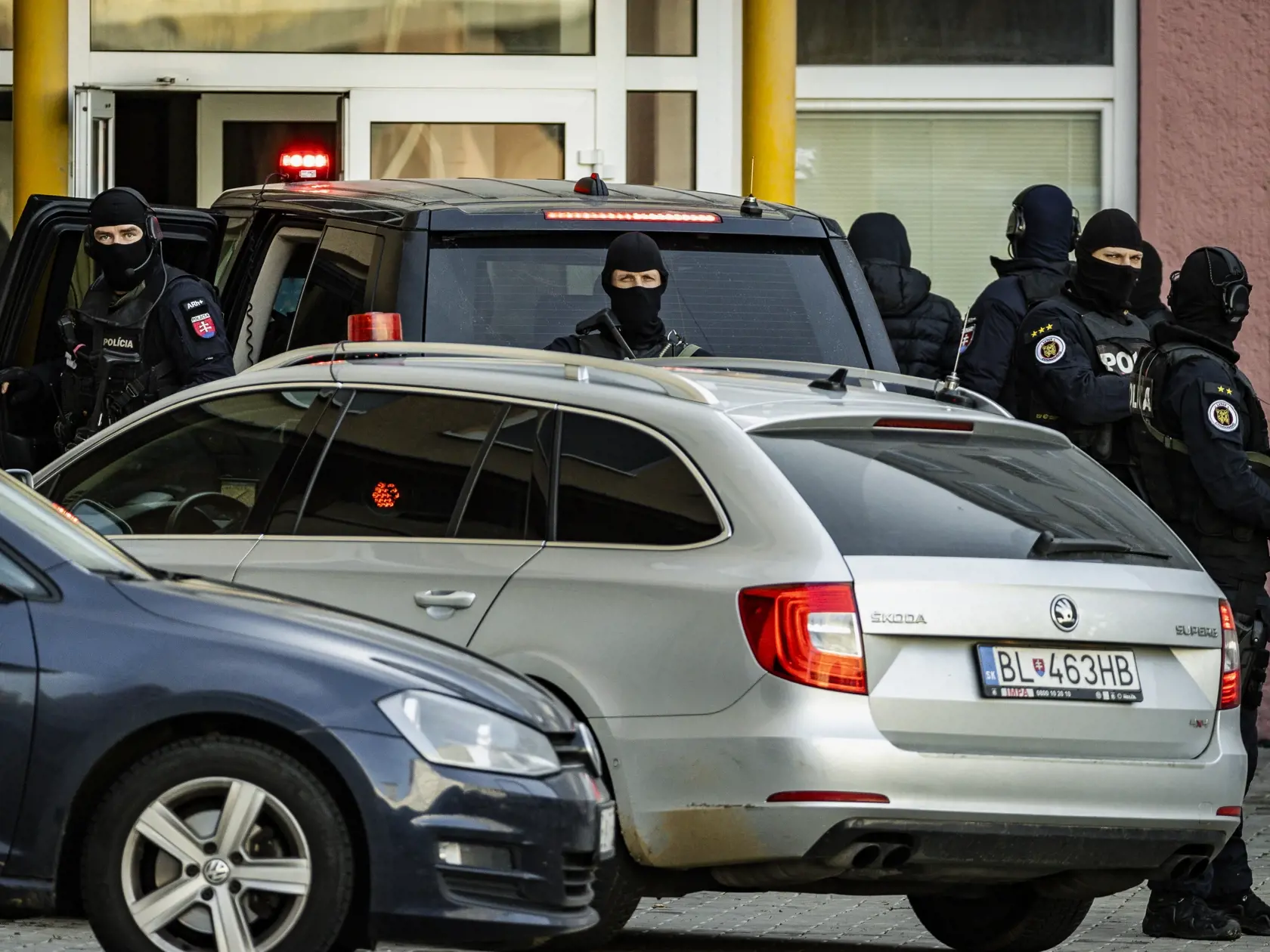 Príslušníci Národnej kriminálnej agentúry eskortovali do budovy Prezídia policajného zboru bývalého Prezidenta PZ SR Tibora Gašpara v rámci akcie Očistec.