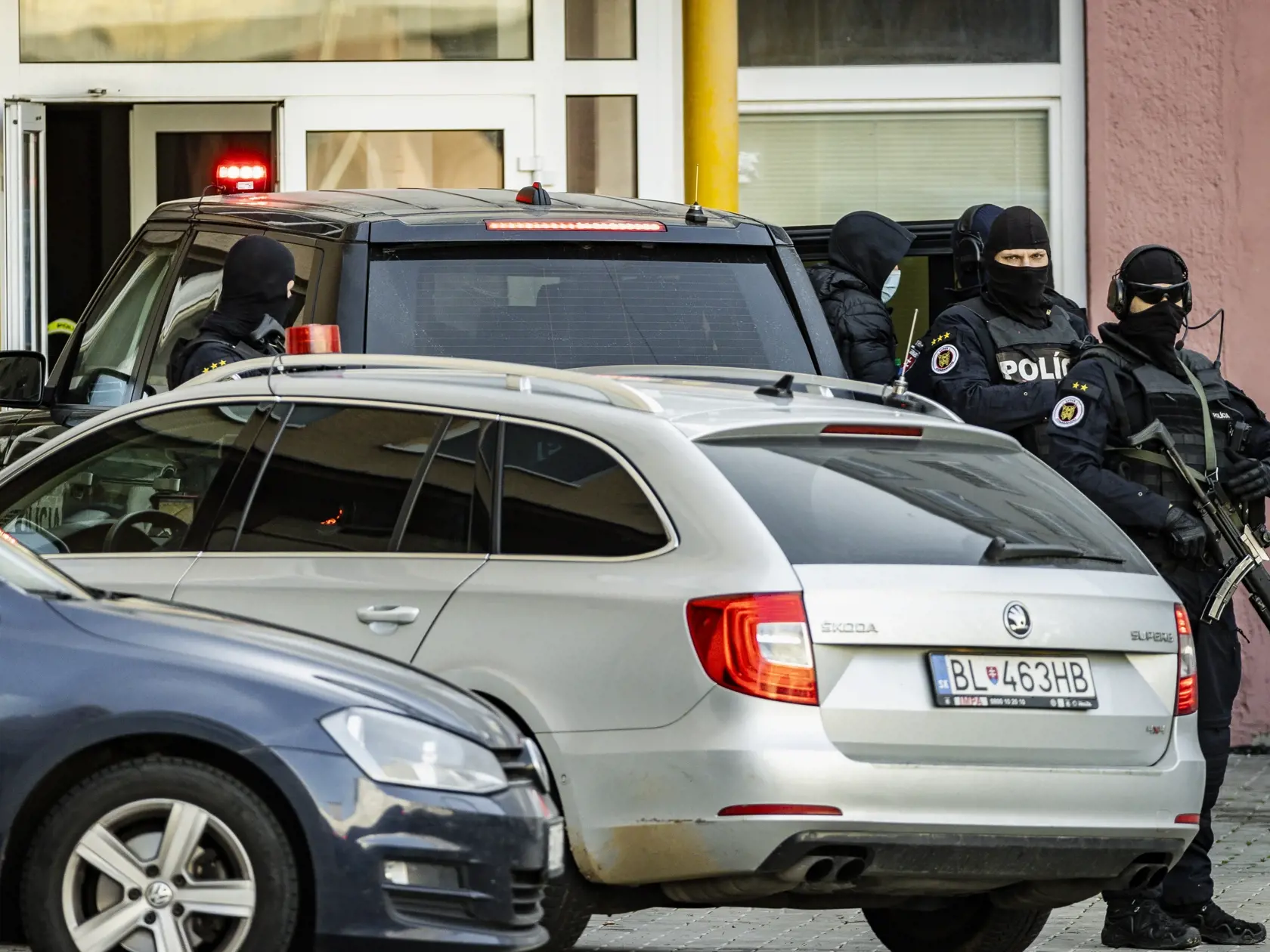 Príslušníci Národnej kriminálnej agentúry eskortovali do budovy Prezídia policajného zboru bývalého Prezidenta PZ SR Tibora Gašpara v rámci akcie Očistec.