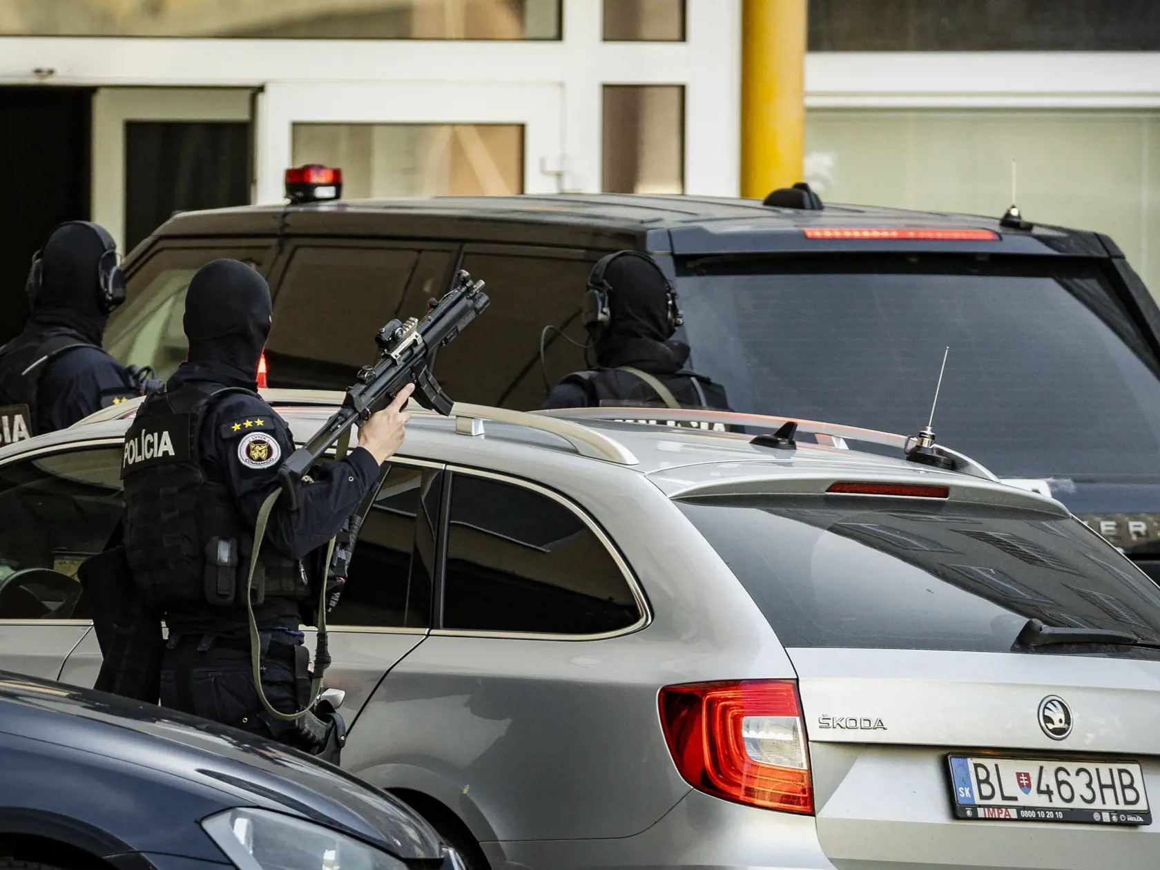 Príslušníci Národnej kriminálnej agentúry eskortovali do budovy Prezídia policajného zboru bývalého Prezidenta PZ SR Tibora Gašpara v rámci akcie Očistec.