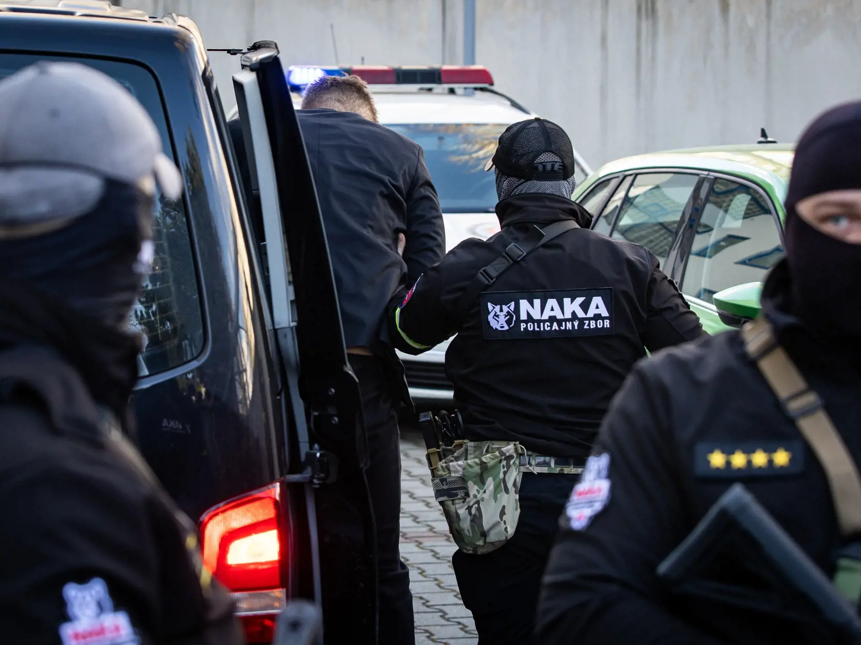 Adama Puškára priváža policajná eskorta na súd v Petržalke. 