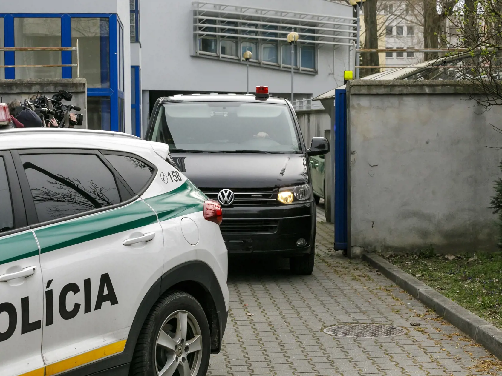 Advokáta Adama P., ktorý je obvinený z vraždy Daniela Tupého, vzali do väzby. Nedeľné rozhodnutie sudcu pre prípravné konanie Okresného súdu (OS) Bratislava V nie je právoplatné. O sťažnosti obvineného bude rozhodovať bratislavský krajský súd. Študenta Daniela Tupého zavraždili 4. novembra 2005 vo večerných hodinách v bratislavskom parku na Tyršovom nábreží. Utrpel viacero bodných rán. Na študentov zaútočila pri petržalskom brehu Dunaja skupina mužov vyzbrojených nožmi a boxermi. Podľa svedkov m