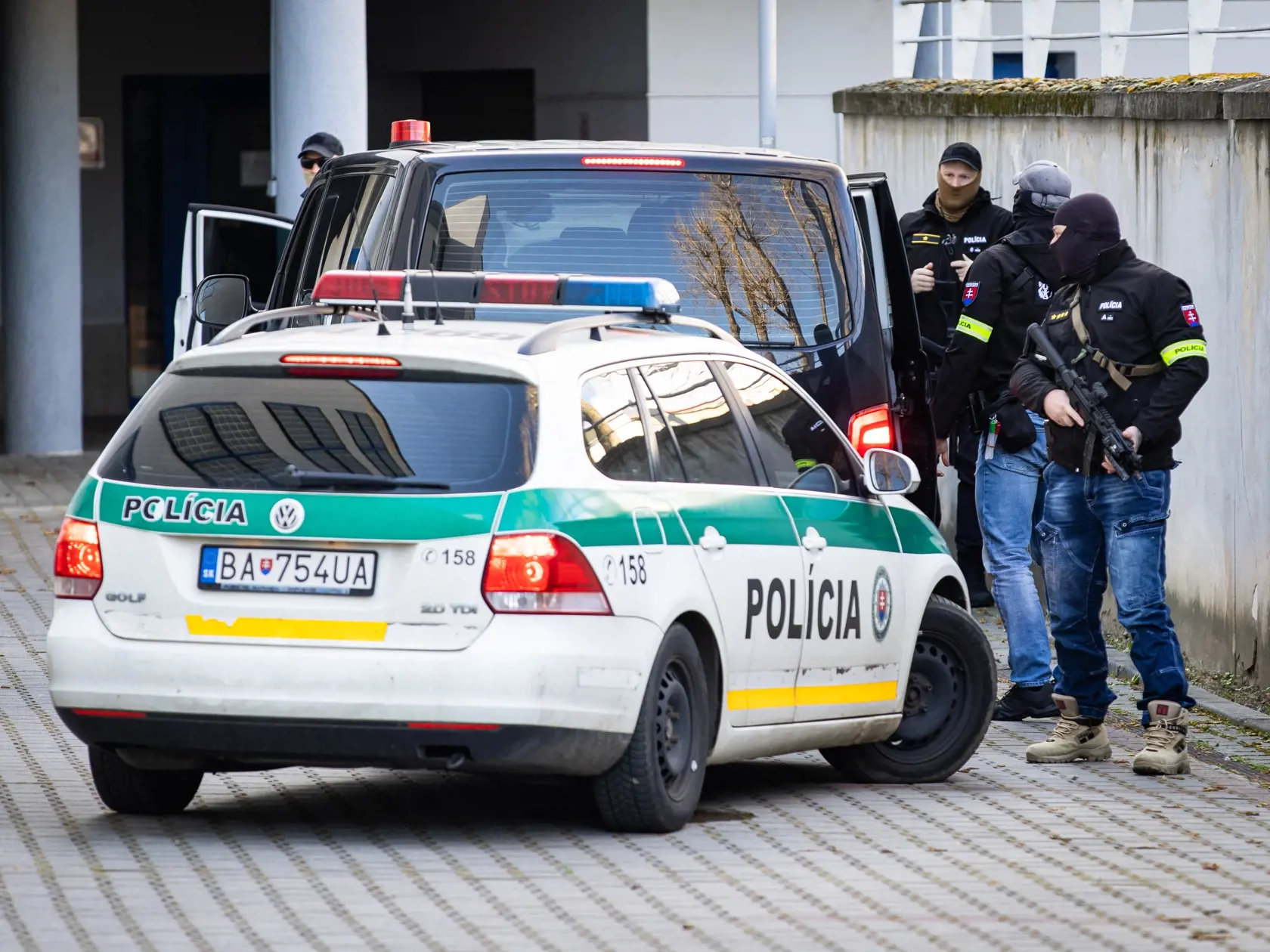Adama Puškára priváža policajná eskorta na súd v Petržalke. 