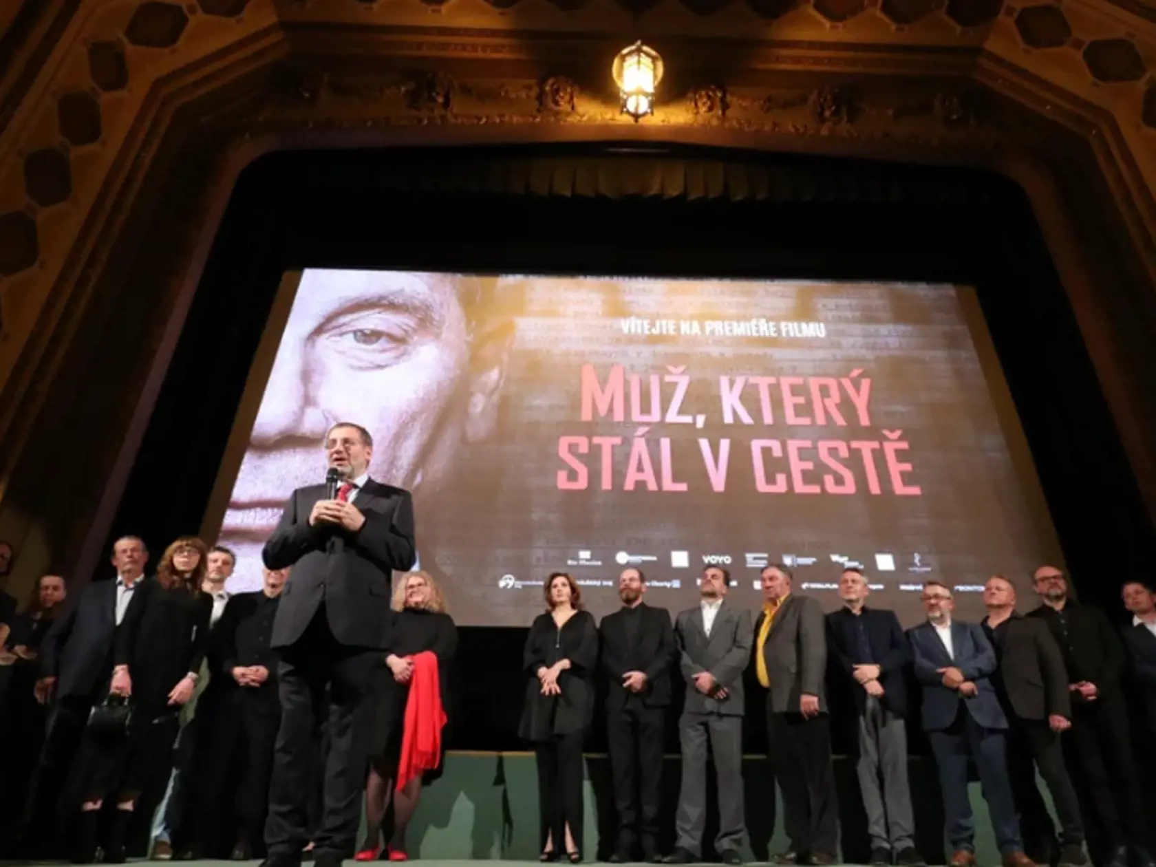 Premiéra filmu Muž, ktorý stál v ceste v pražskej Lucerne. Dano Heriban sa jej už nedožil. Kolegovia mu venovali minútu ticha.