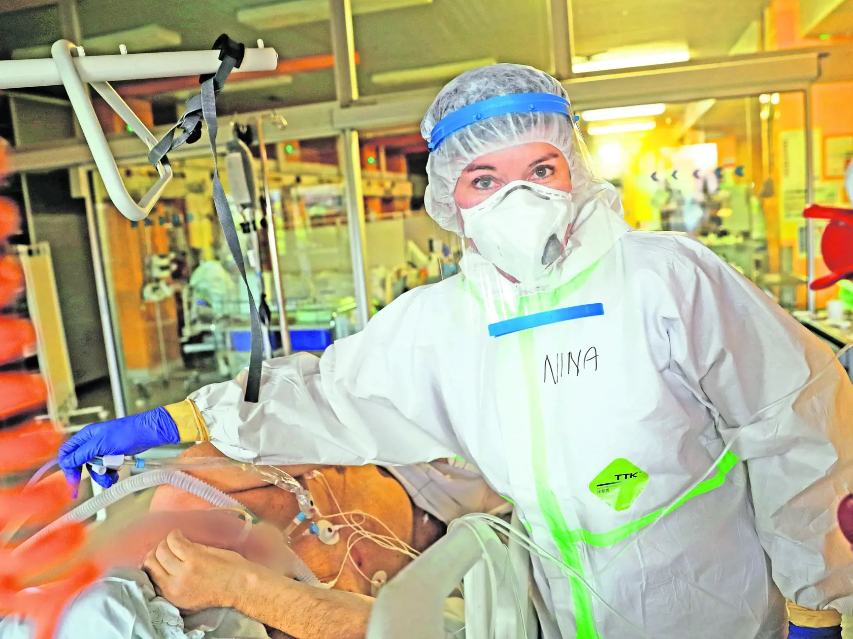 Viaceré infekčné kliniky už naplnili svoje kapacity a nechcú brať ďalších pacientov, iné nemocnice musia vyčleniť ďalšie oddelenia pre pacientov s koronavírusom.