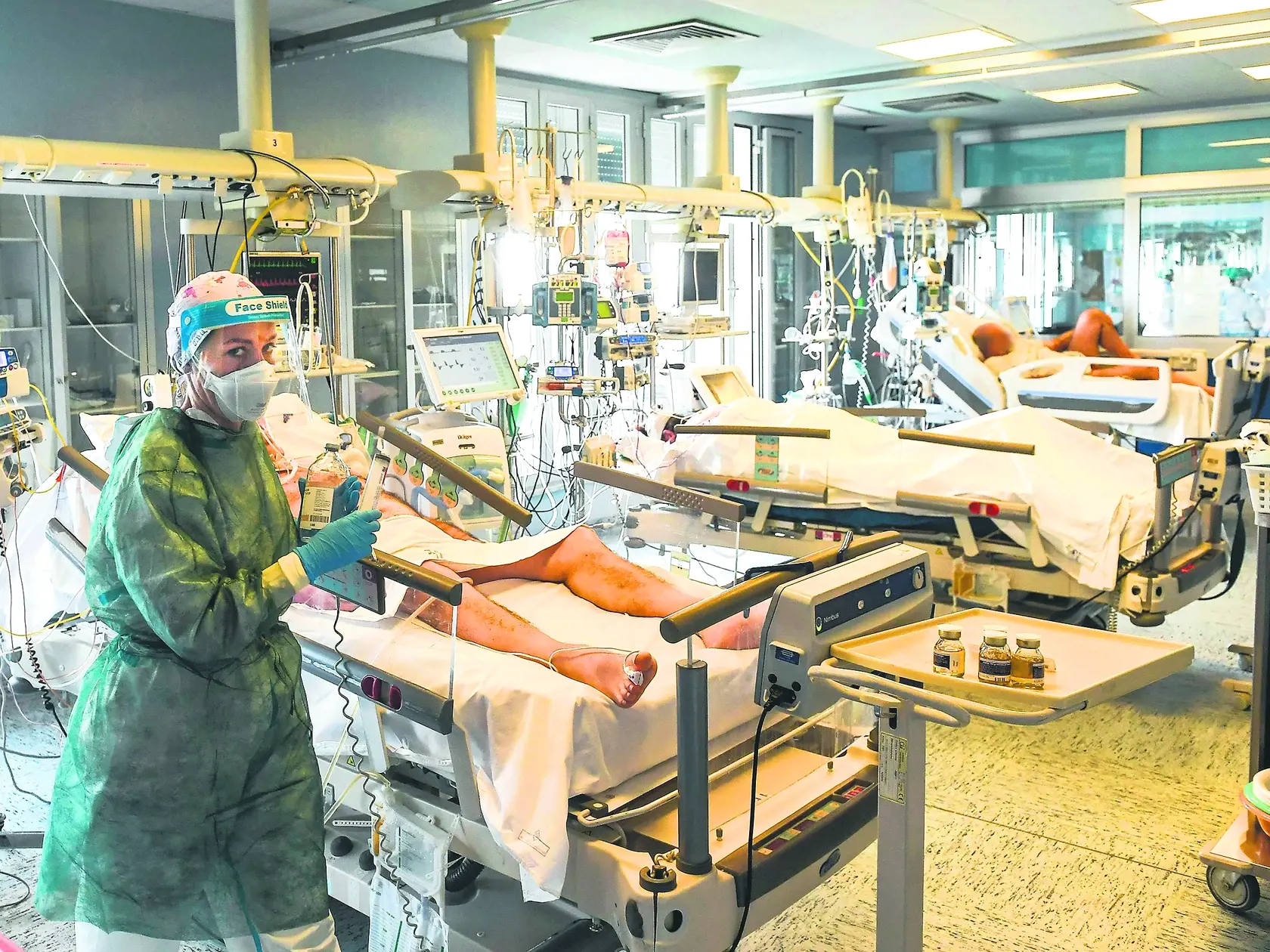 Ak nezlomíme krivku nárastu nových prípadov na COVID-19, nemocnice môžu skolabovať.