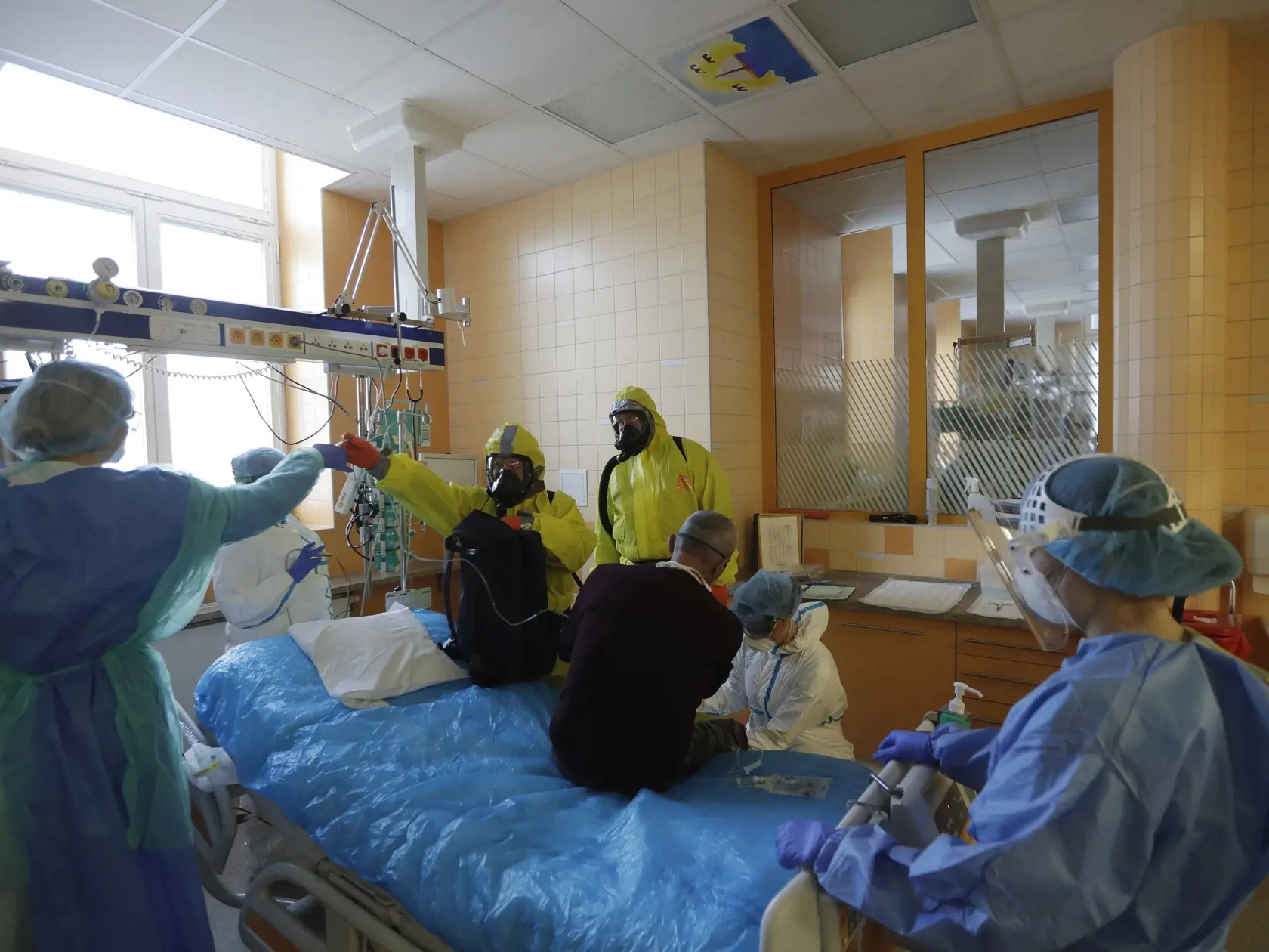 Zdravotný personál prijíma pacienta s ochorením COVID-19 na jednotke intenzívnej starostlivosti.


Healthcare workers admit a new COVID-19 patient into an intensive care unit (ICU) at the General University Hospital in Prague, Czech Republic, Tuesday, April 7, 2020. The new coronavirus causes mild or moderate symptoms for most people, but for some, especially older adults and people with existing health problems