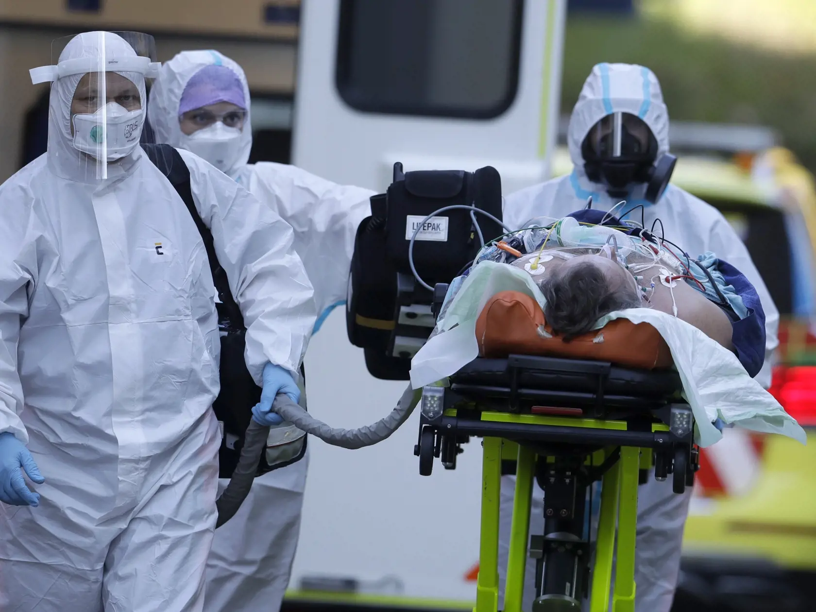 Zdravotníci prevážajú pacienta s ochorením Covid-19 do nemocnice.