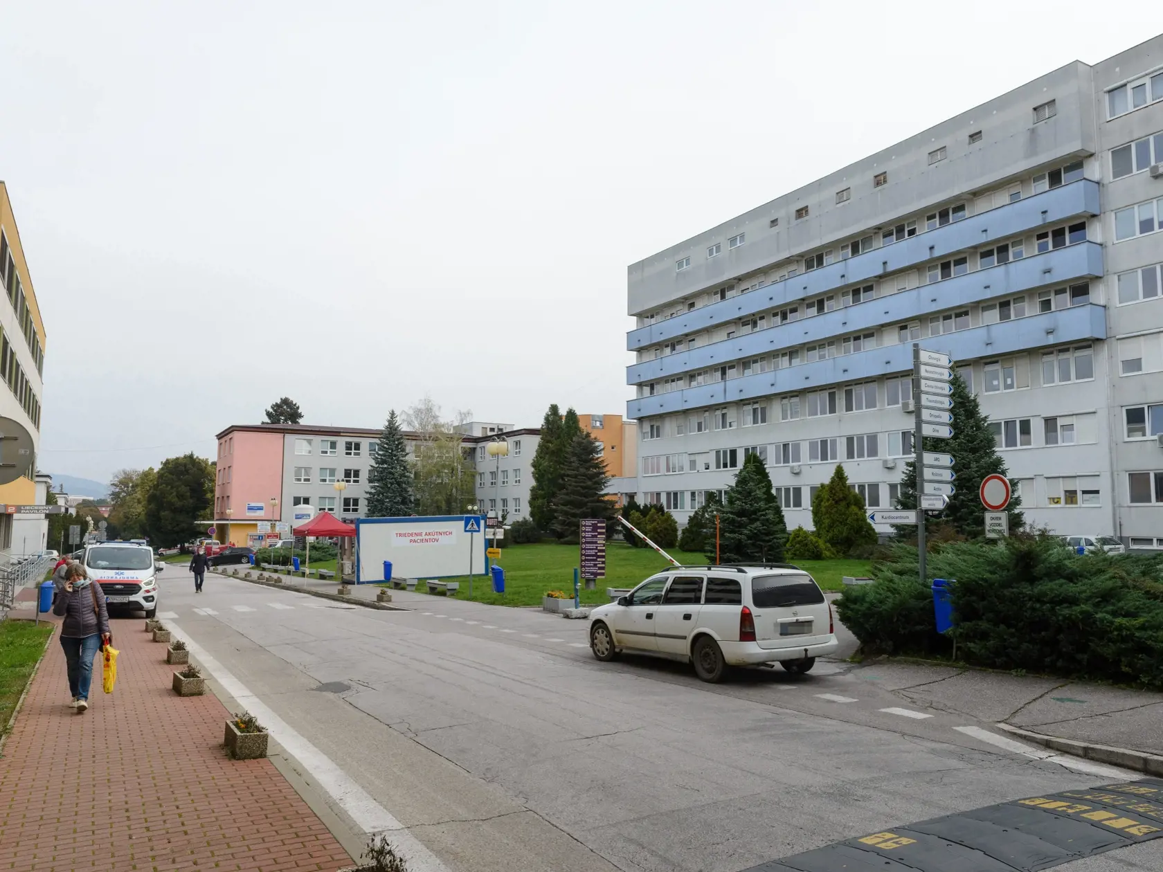 Fakultná nemocnica v Nitre od utorka 20. októbra 2020 pozastavila plánované hospitalizácie pacientov. Ako informovala, k tomuto kroku došlo vzhľadom na prechod nemocnice do tretej reprofilizačnej fázy. Ten súvisí s pandémiou ochorenia COVID-19. Nitrianska nemocnica už 28. septembra reprofilizovala na infekčné lôžka svoje kapacity na piatom poschodí pavilónu chirurgických disciplín. Zároveň pripravila pre pacientov s novým koronavírusom lôžka kliniky anestéziológie a intenzívnej medicíny.
