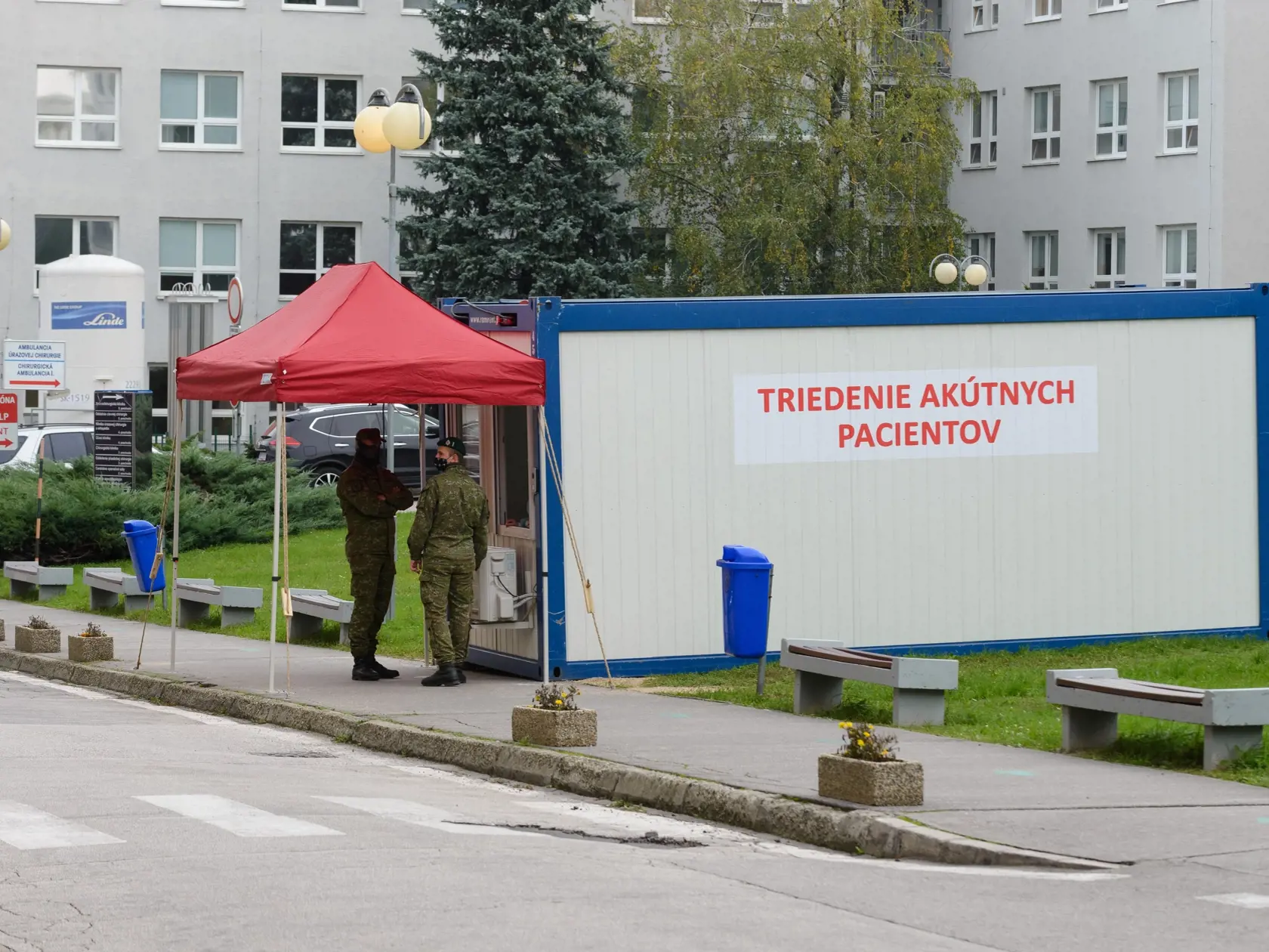 Fakultná nemocnica v Nitre od utorka 20. októbra 2020 pozastavila plánované hospitalizácie pacientov. Ako informovala, k tomuto kroku došlo vzhľadom na prechod nemocnice do tretej reprofilizačnej fázy. Ten súvisí s pandémiou ochorenia COVID-19. Nitrianska nemocnica už 28. septembra reprofilizovala na infekčné lôžka svoje kapacity na piatom poschodí pavilónu chirurgických disciplín. Zároveň pripravila pre pacientov s novým koronavírusom lôžka kliniky anestéziológie a intenzívnej medicíny.