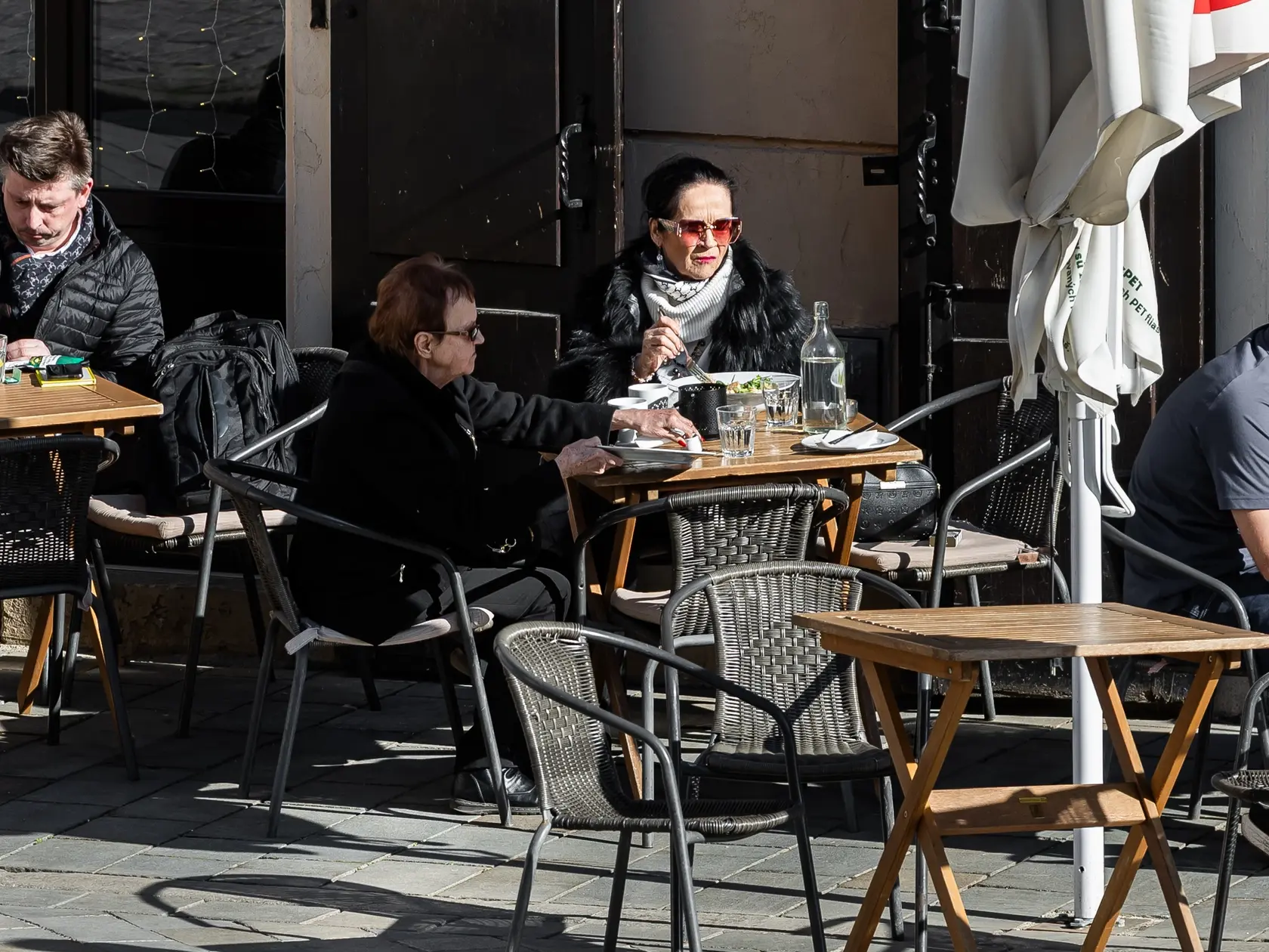 Posledná rozlúčka s hercom Štefanom Kvietikom za účasti rodiny aj verejnosti v Katedrále sv. Martina v Bratislave. Na snímke Hana Gregorová.