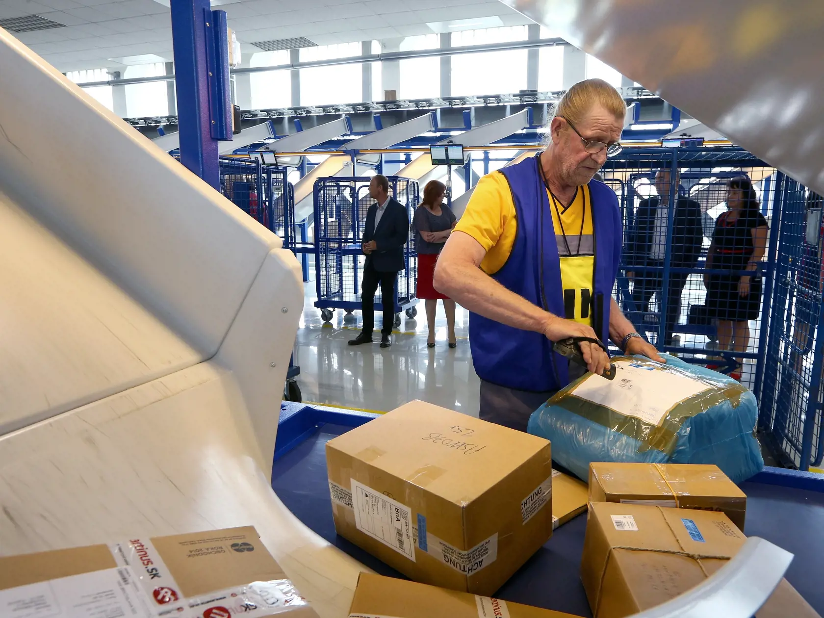 Ak chce klient poslať balík v rámci Slovenska tak, aby došiel na Vianoce, odporúčame ako posledný termín piatok 18. decembra. Zákazník môže podať balík aj ako expresnú zásielku, ktorá príde adresátovi skôr. Zákazníkom zároveň odporúčame uviesť mobilné číslo adresáta zásielky, aby mohol byť vopred informovaný o doručení zásielky. Zásielku môže sledovať aj v mobilnej aplikácii.
