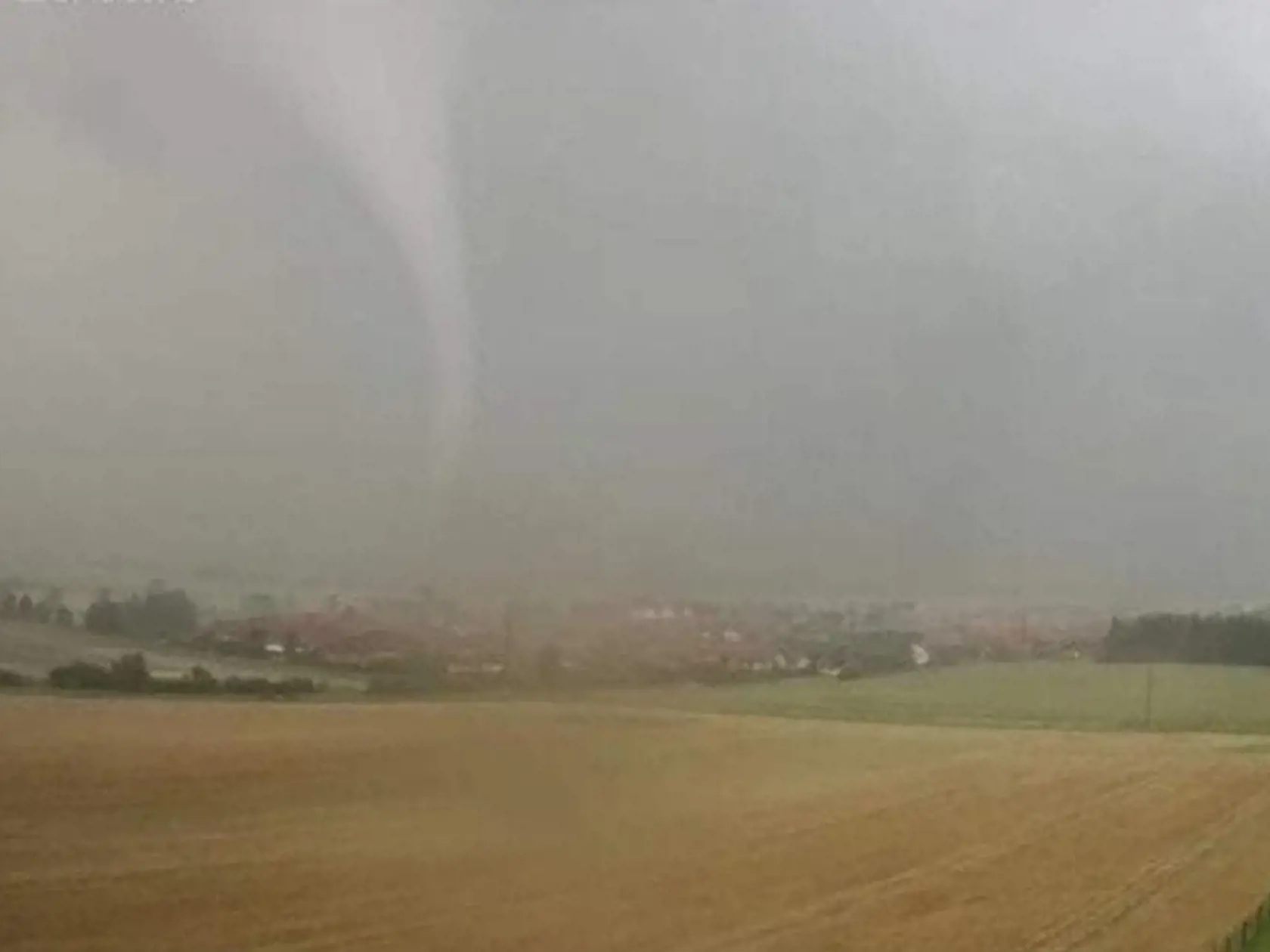 Asi 100 kilometrov od slovenských hraníc sa v nedeľu (6.6.) sformovalo tornádo. Vznikať začalo na rakúskych hraniciach a priblížilo sa k mestu Szombathely.