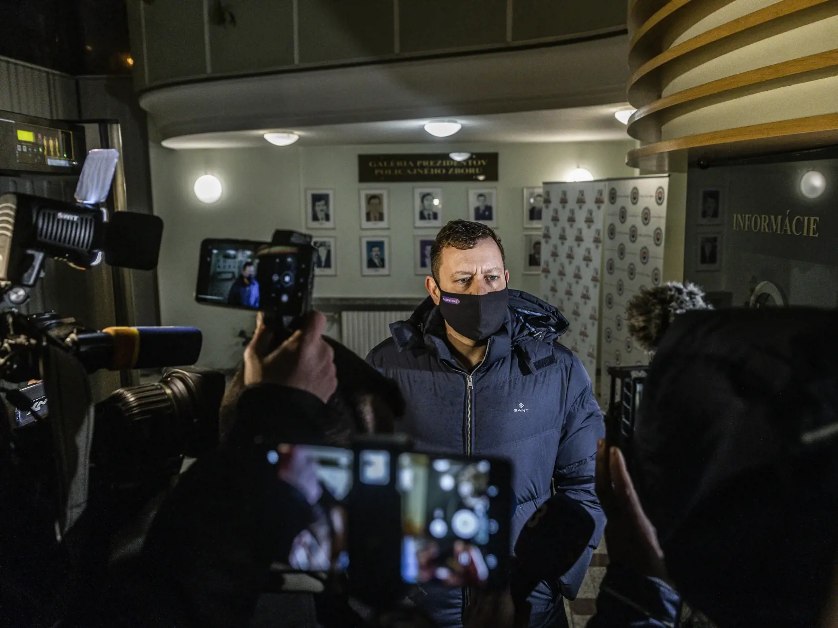 Daniel Lipšic, obhajca obvineného námestníka riaditeľa Slovenskej informačnej služby Borisa Beňa sa dostavil do budovy Prezídia policajného zboru na výsluch bývalého prezidenta PZ SR Milana Lučanského.