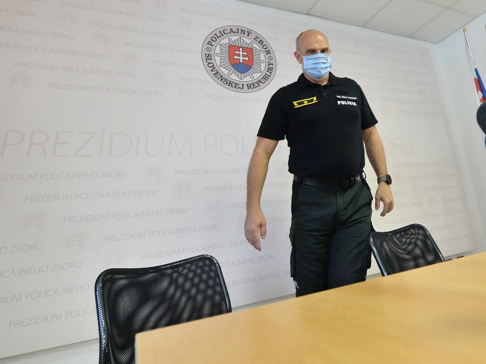 Exrezident Policajného zboru Milan Lučanský prichádza na tlačovú konferenciu v Bratislave v utorok 30. júna 2020. Lučanský odstupuje z funkcie. Požiadal o uvoľnenie zo služobného pomeru k 31. augustu. Minister vnútra SR Roman Mikulec (OĽaNO) jeho žiadosť prijal.