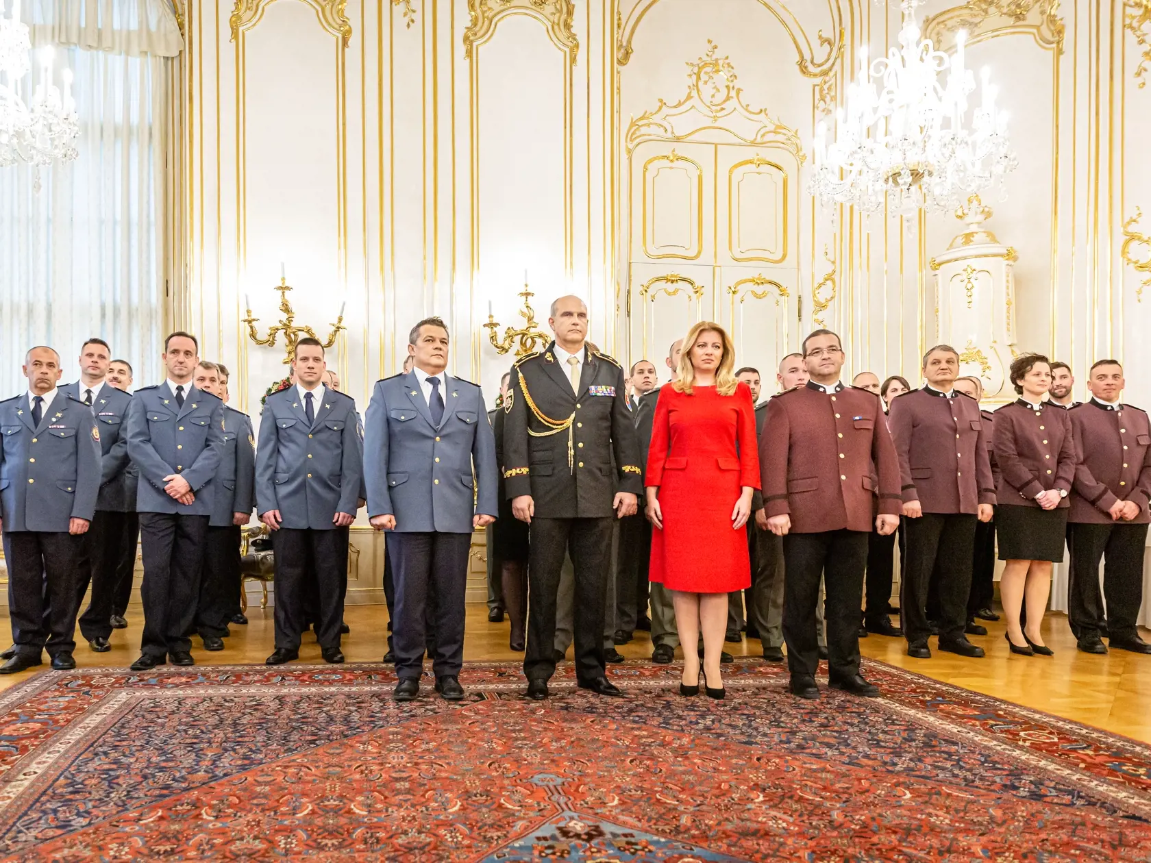 Exprezident Policajného zboru SR Milan Lučanský, prezident Hasičského a záchranného zboru SR Pavol Nereča a prezidentka Slovenskej republiky Zuzana Čaputová počas  privítania v Prezidentskom paláci pre zástupcov policajných, hasičských a záchranných zložiek.