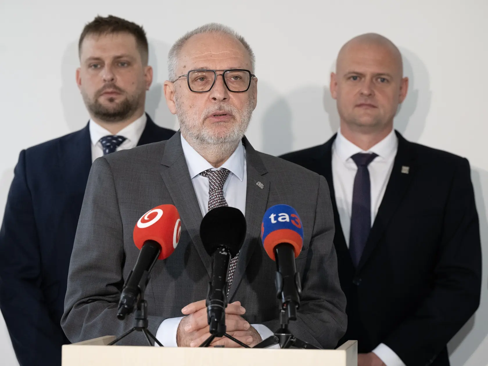 Na snímke v popredí dekan Lekárskej fakulty Univerzity Komenského a prednosta V. internej kliniky LF UK a UNB Nemocnice Ružinov Juraj Payer, vľavo minister zdravotníctva SR Kamil Šaško (Hlas-SD) a vpravo riaditeľ Univerzitnej nemocnice Bratislava (UNB) Alexander Mayer.