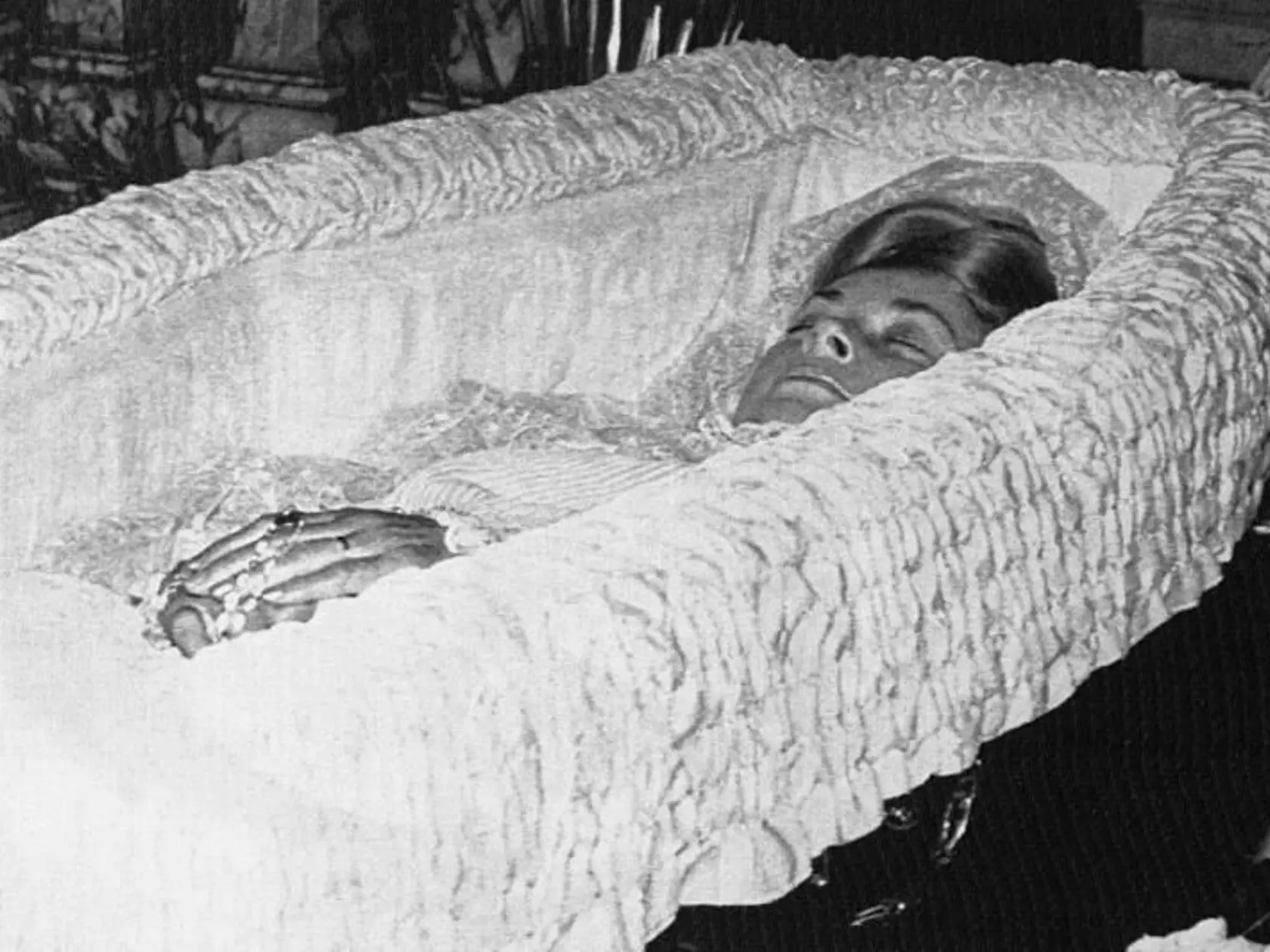 Monacká princezná Grace Kelly zomrela počas autonehody. Dôvodom smrti bola mozgová príhoda.
