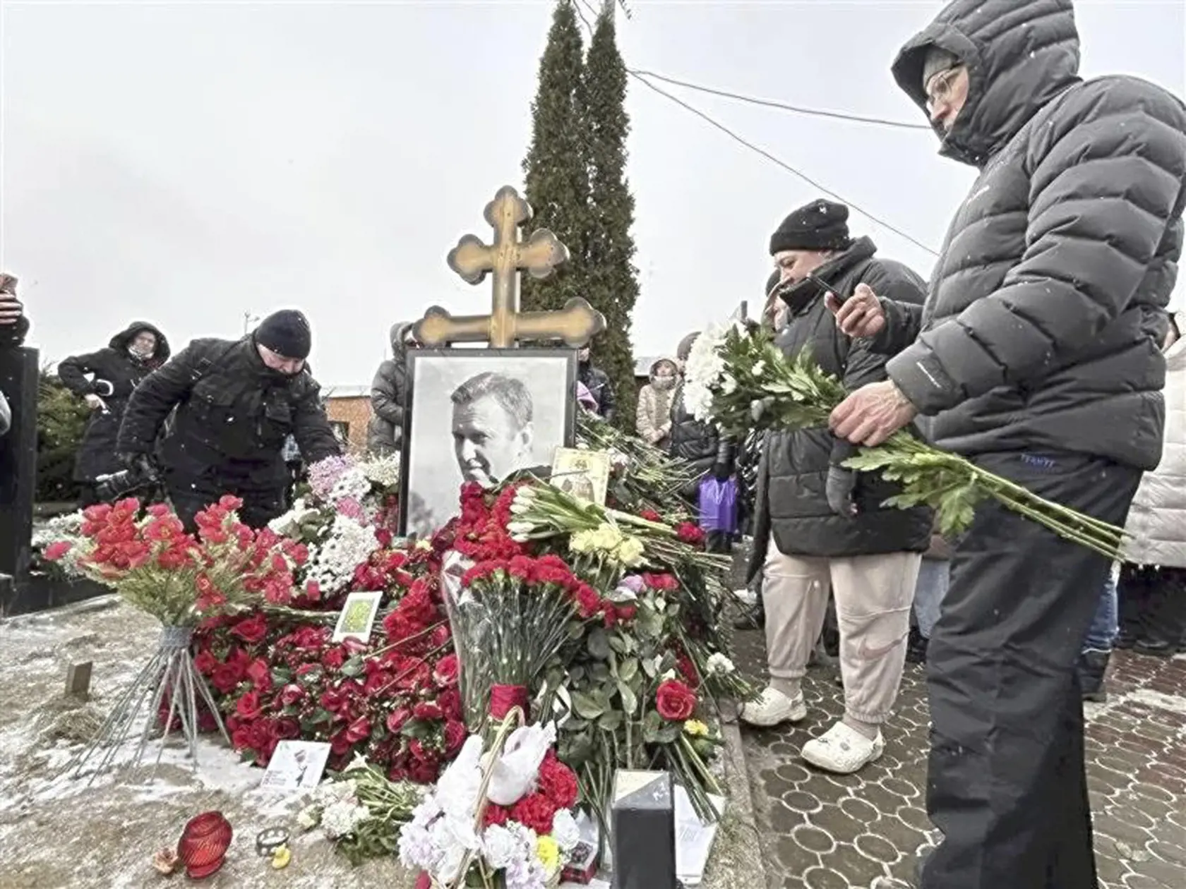 Rusi si uctili prvé výročie smrti Alexeja Navaľného. Sledovala ich pritom polícia, niektorí skončili v putách.