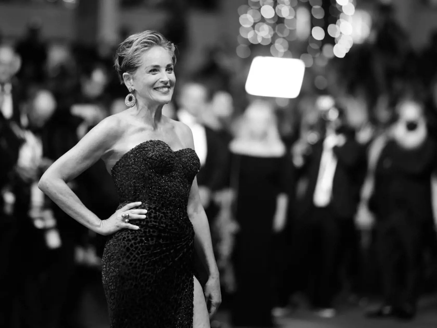 Zvodná Sharon v tmavozelenej róbe na festivale v Cannes.