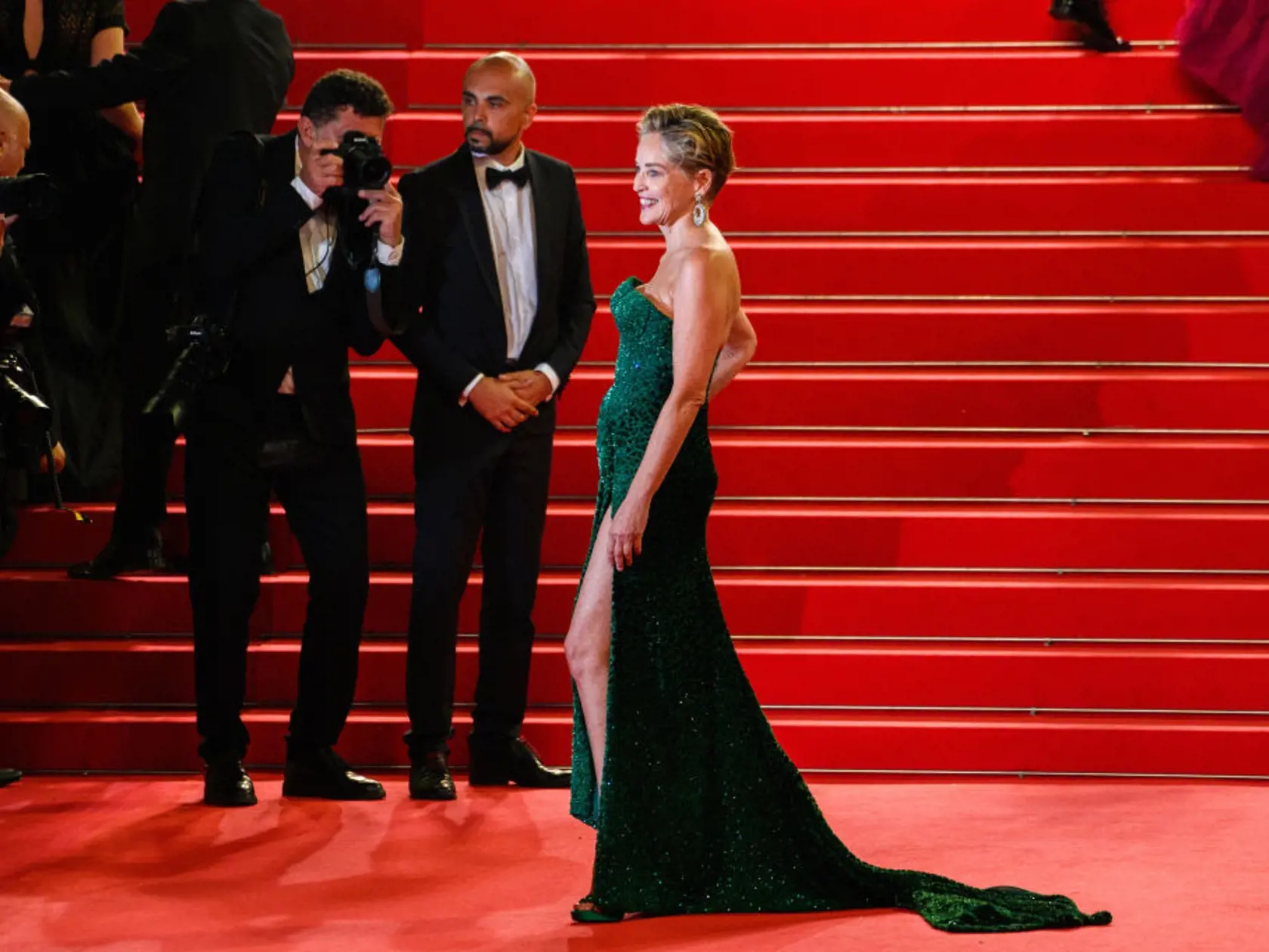 Zvodná Sharon v tmavozelenej róbe na festivale v Cannes.