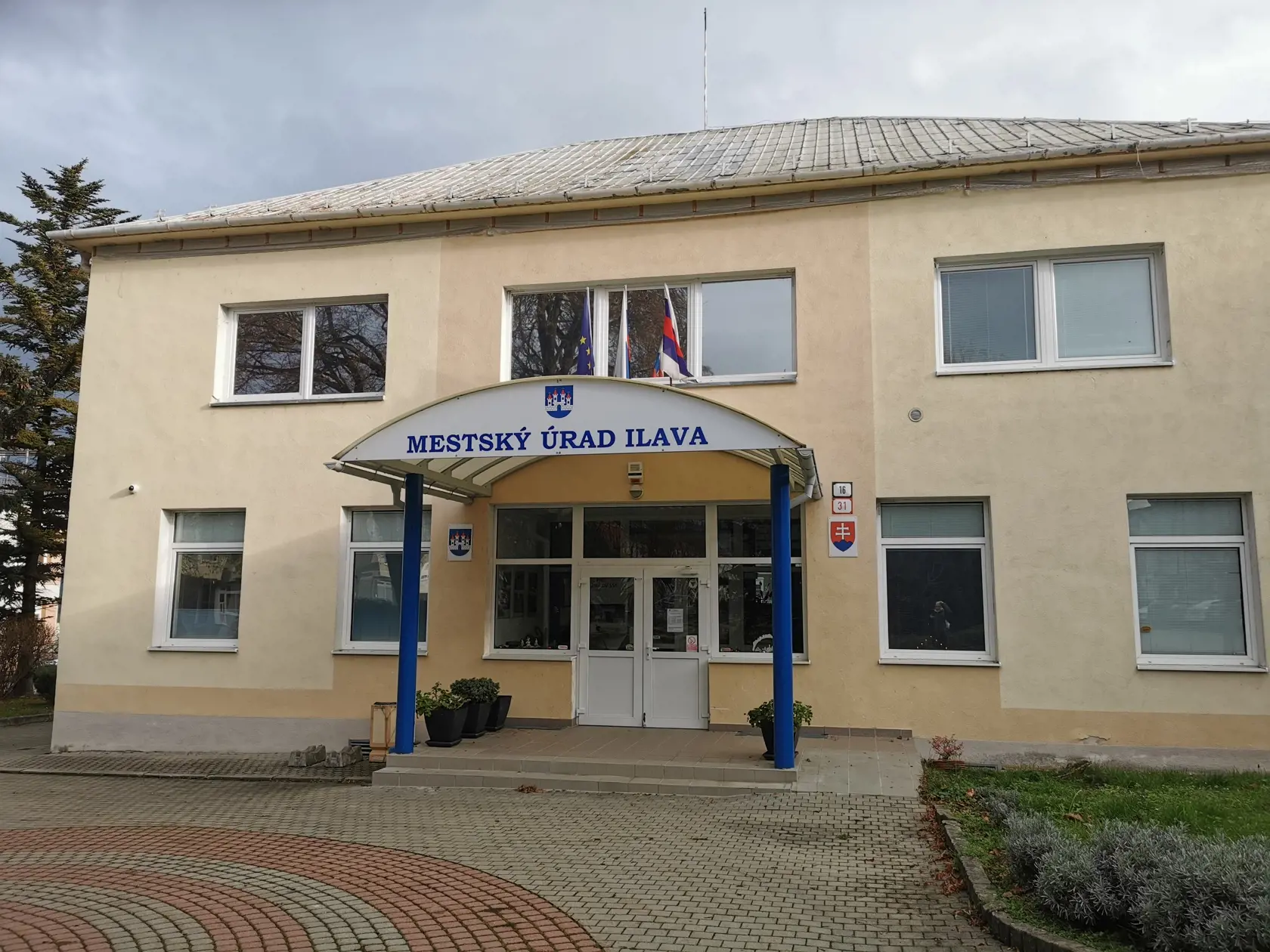 Mestská polícia v Ilave bola založená len v roku 2020. Má dvoch členov. Ak však mestskí policajti vypadnú pre chorobu, alebo na dovolenku, nemá ich kto zaskočiť. Mesto preto vymyslelo, že o poriadok sa v čase ich neprítomnosti bude starať inšpektor verejného poriadku, ktorým bude pracovník mesta Ilava.