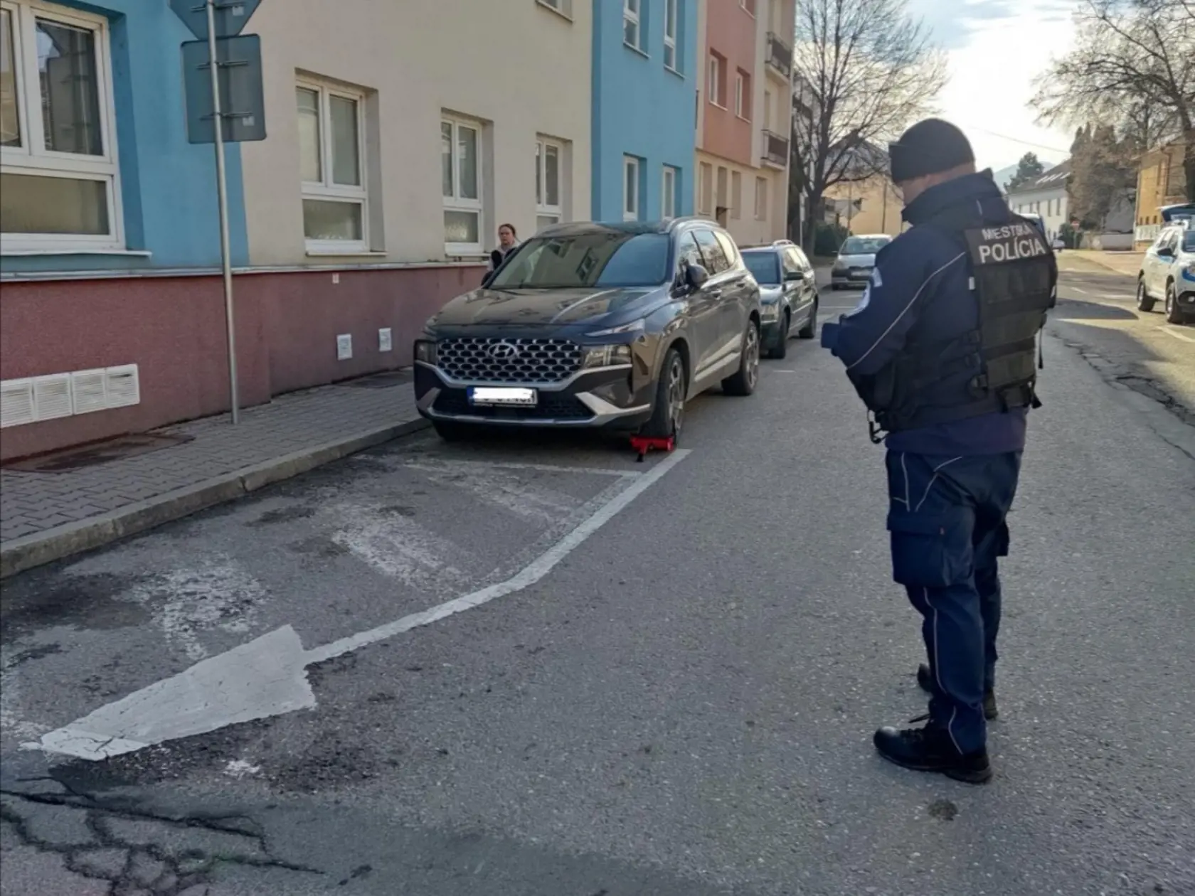 Mestská polícia v Ilave bola založená len v roku 2020. Má dvoch členov. Ak však mestskí policajti vypadnú pre chorobu, alebo na dovolenku, nemá ich kto zaskočiť. Mesto preto vymyslelo, že o poriadok sa v čase ich neprítomnosti bude starať inšpektor verejného poriadku, ktorým bude pracovník mesta Ilava.