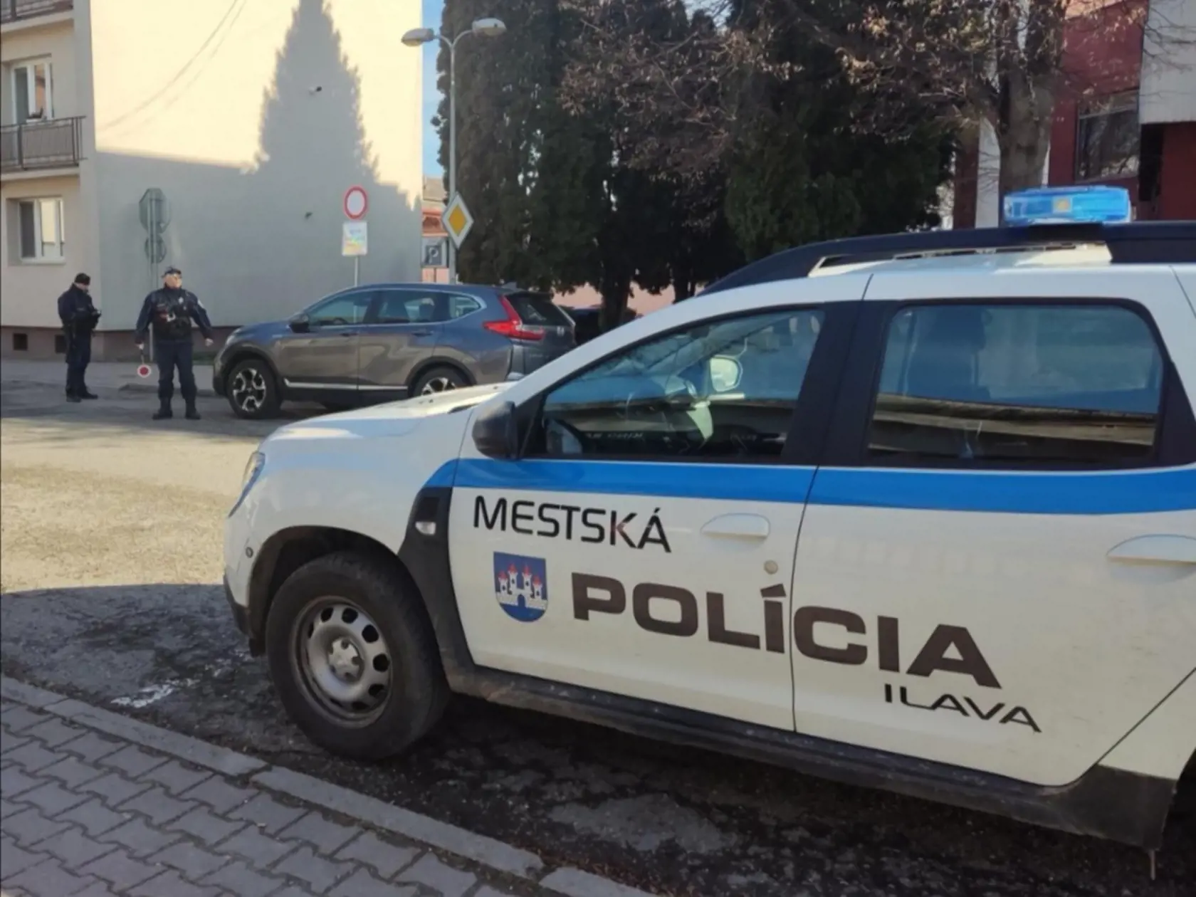 Mestská polícia v Ilave bola založená len v roku 2020. Má dvoch členov. Ak však mestskí policajti vypadnú pre chorobu, alebo na dovolenku, nemá ich kto zaskočiť. Mesto preto vymyslelo, že o poriadok sa v čase ich neprítomnosti bude starať inšpektor verejného poriadku, ktorým bude pracovník mesta Ilava.