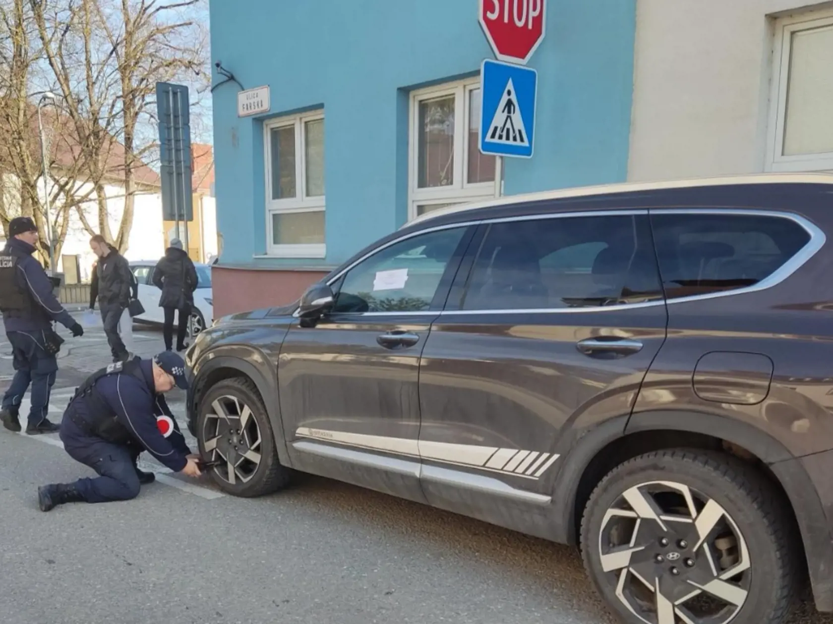 Mestská polícia v Ilave bola založená len v roku 2020. Má dvoch členov. Ak však mestskí policajti vypadnú pre chorobu, alebo na dovolenku, nemá ich kto zaskočiť. Mesto preto vymyslelo, že o poriadok sa v čase ich neprítomnosti bude starať inšpektor verejného poriadku, ktorým bude pracovník mesta Ilava.