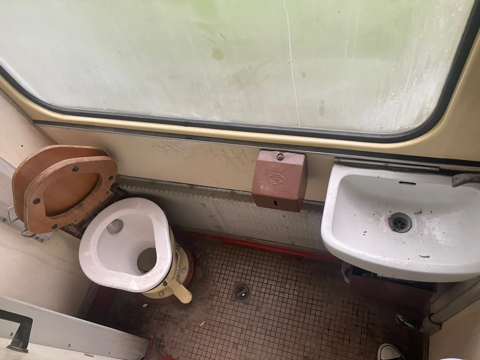 nostalgické wc v nostalgickom vlaku