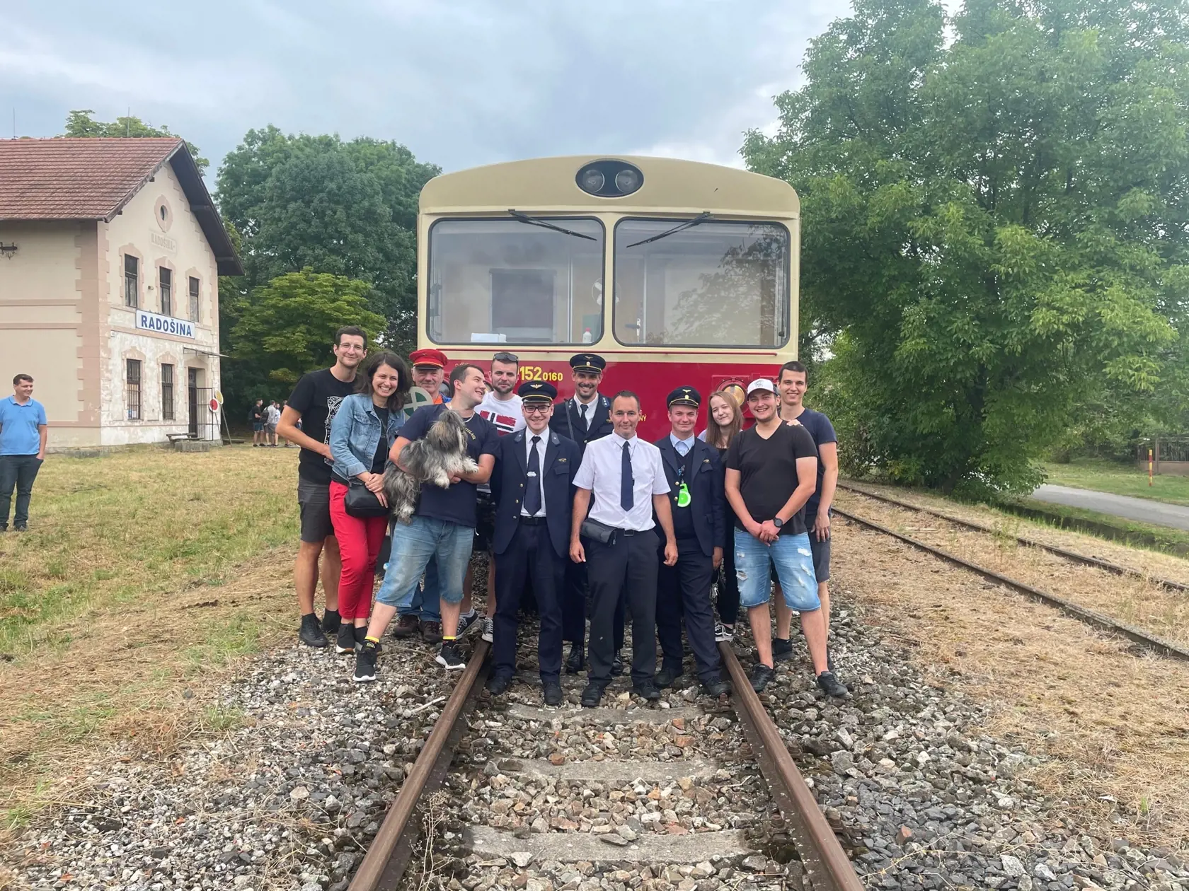 cestujúci s vlakovým personálom